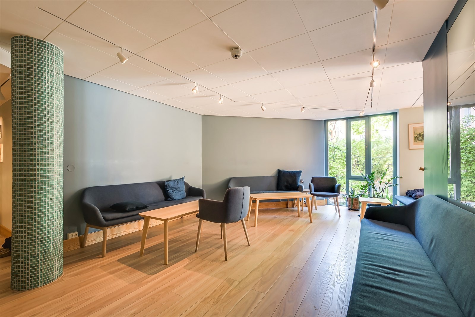 Et stort og lysfylt oppholdsrom, ideelt for sosialt samvær. Galleribilde