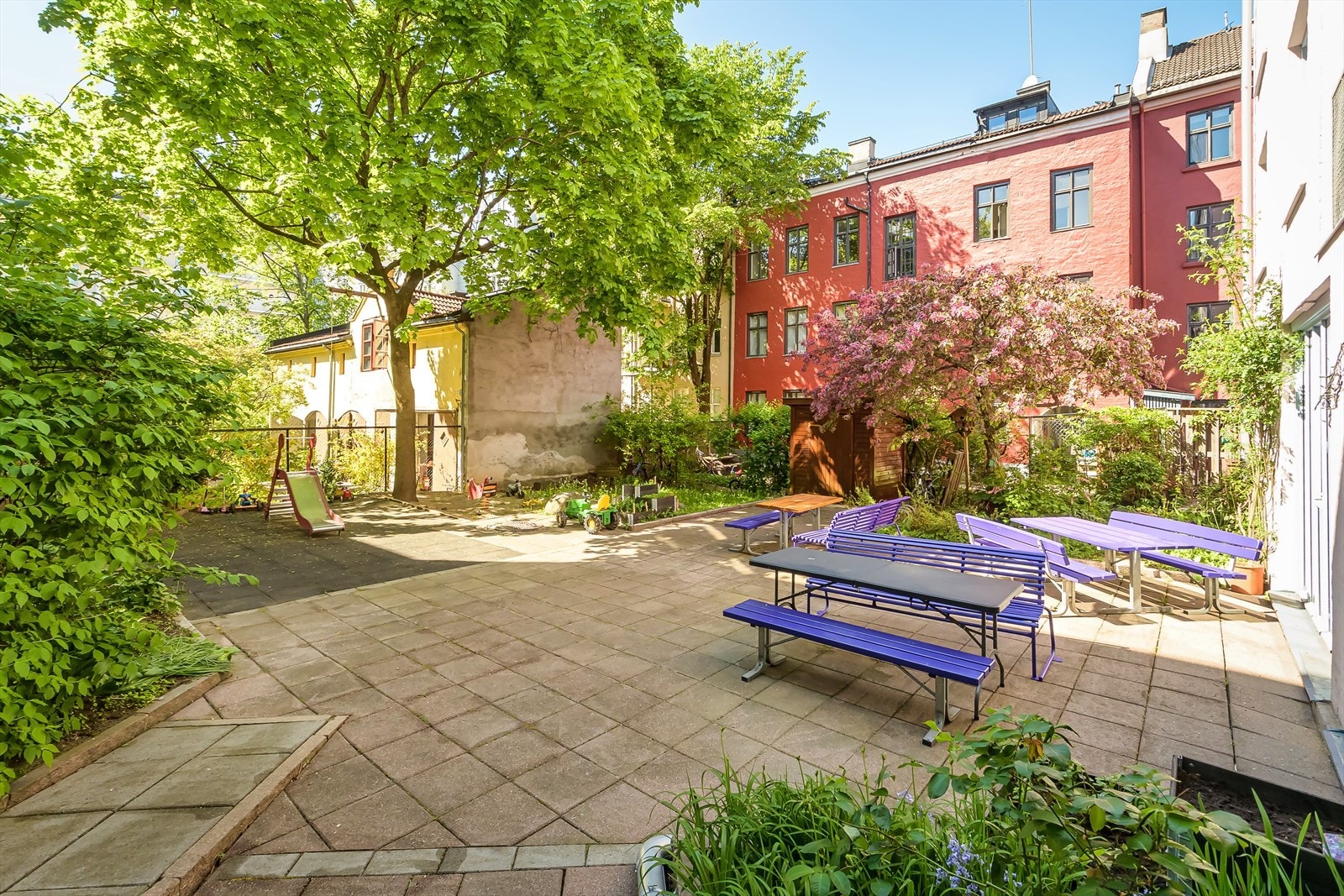 Borettslaget, bestående av 27 leiligheter, har et sterkt fellesskap og sosialt miljø, med et variert utvalg av fellesarealer som utgjør omtrent 15 % av boarealet. Galleribilde