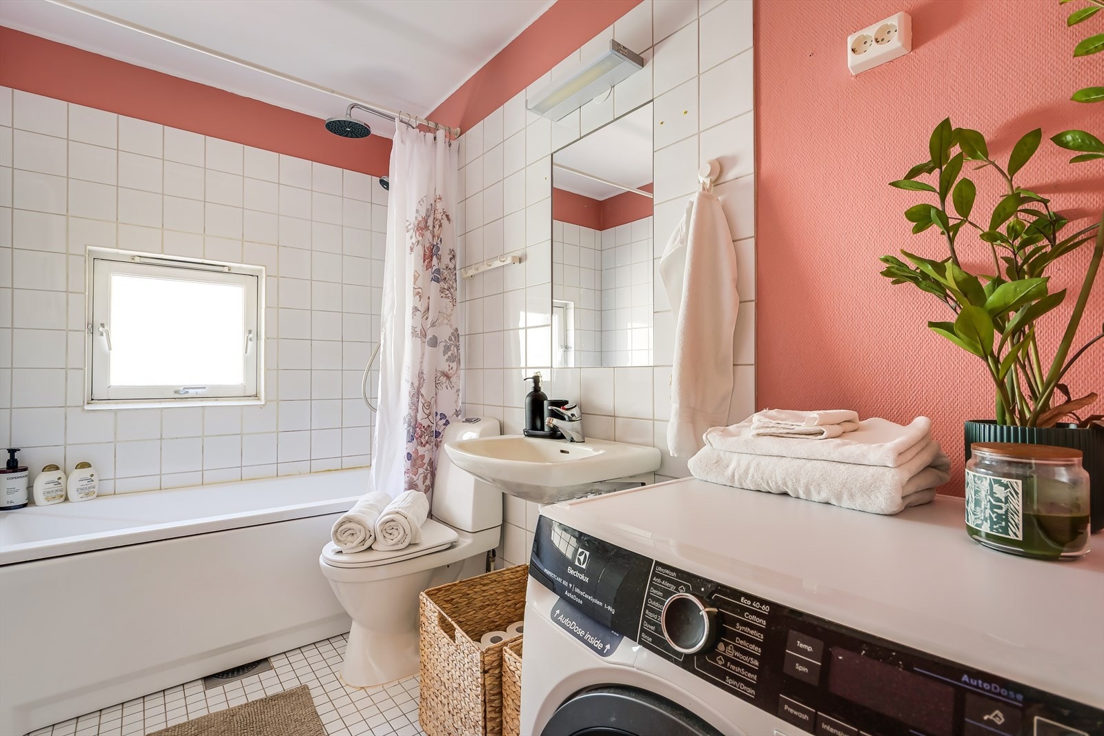 Romslig bad med opplegg for vaskemaskin. Badet har fått TG3 og bør oppgraderes. Galleribilde