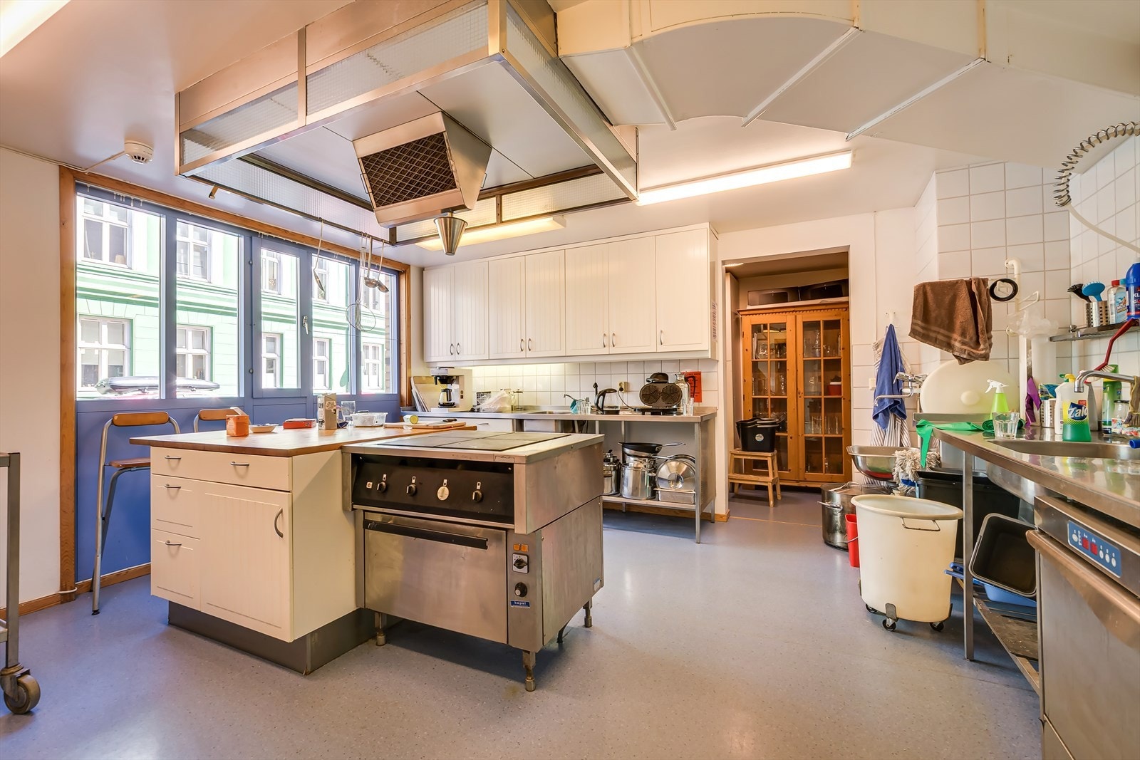 Felles storkjøkken. Her arrangeres det også fellesmiddager med jevnlige mellomrom for de som ønsker. Galleribilde