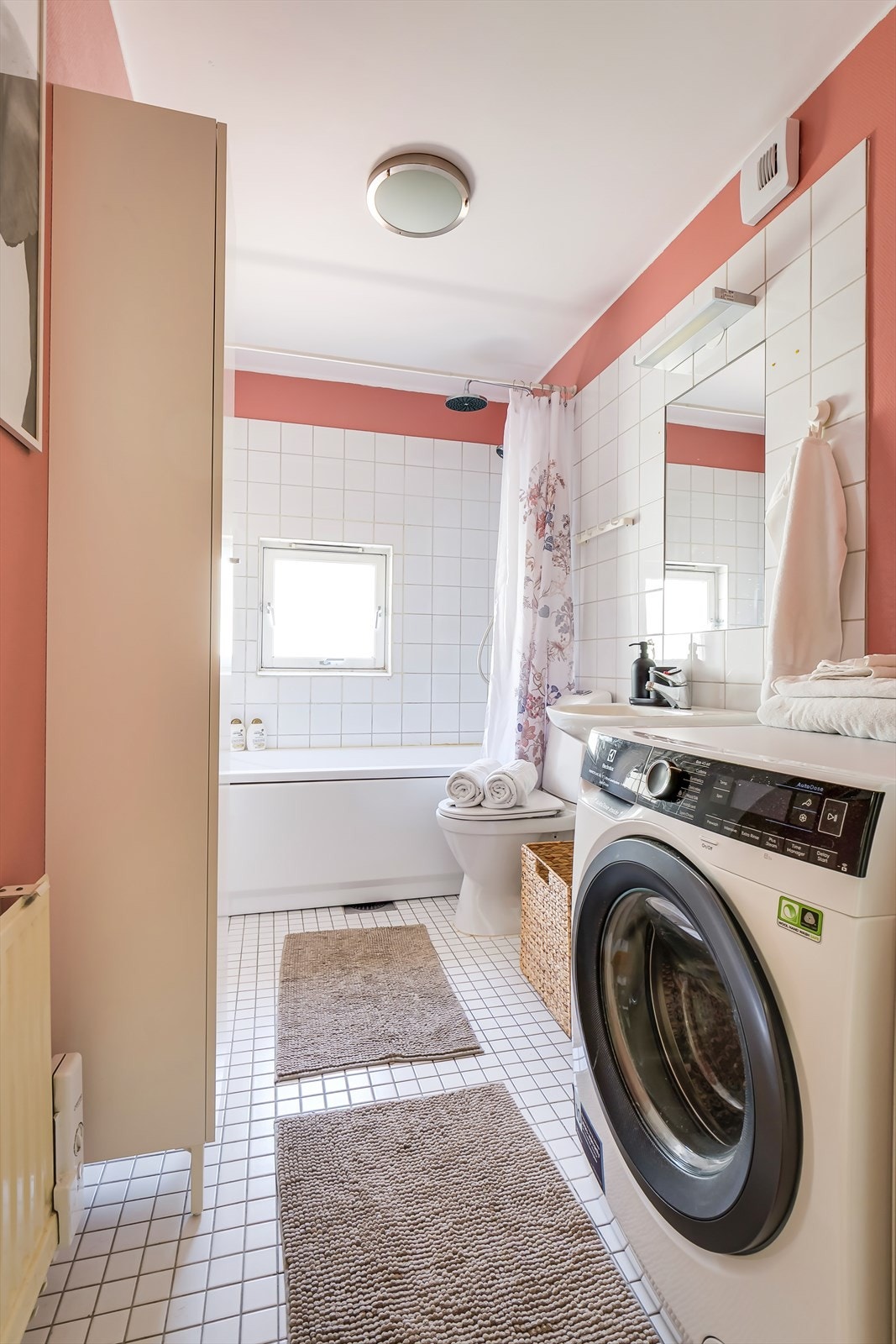 Badet er innredet med vask, toalett og badekar. Galleribilde