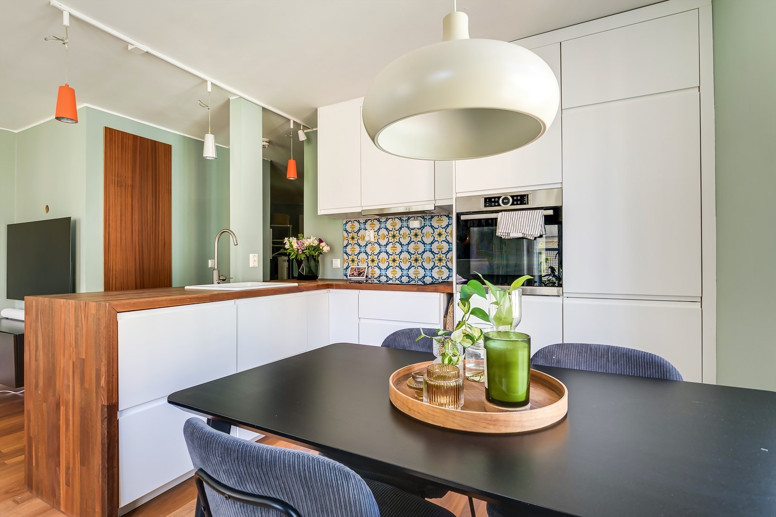 Kjøkkenet er utstyrt med integrerte hvitevarer som stekeovn, platetopp, oppvaskmaskin og kombinert kjøle- og fryseskap. Galleribilde