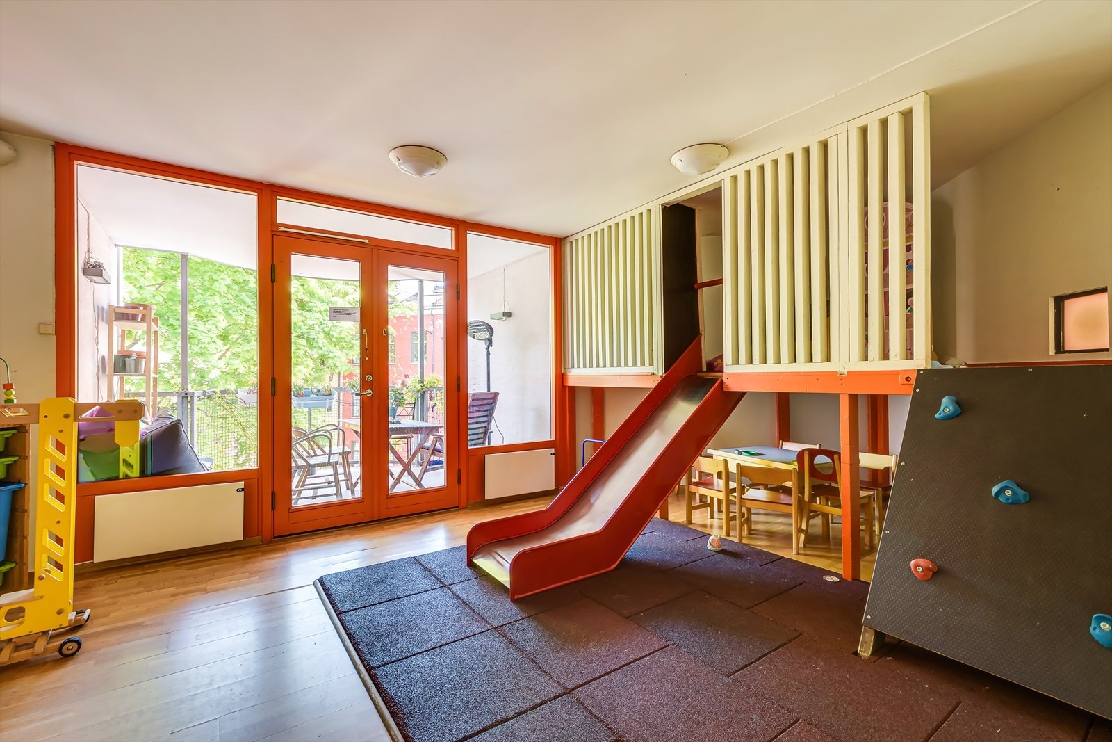 Felles lekerom med direkte tilknytning til en solrik balkong. Galleribilde