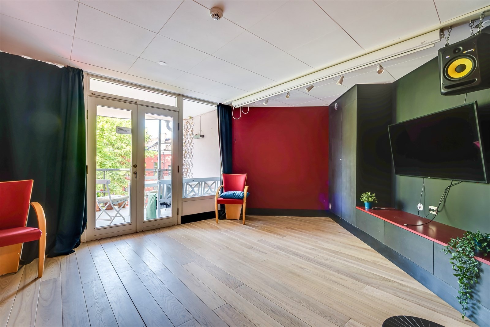 I alle etasjer er det fellesareal som benyttes til ulike formål. Dette er borettslagets "kino" med storskjerm, prosjektor og lerret. Galleribilde