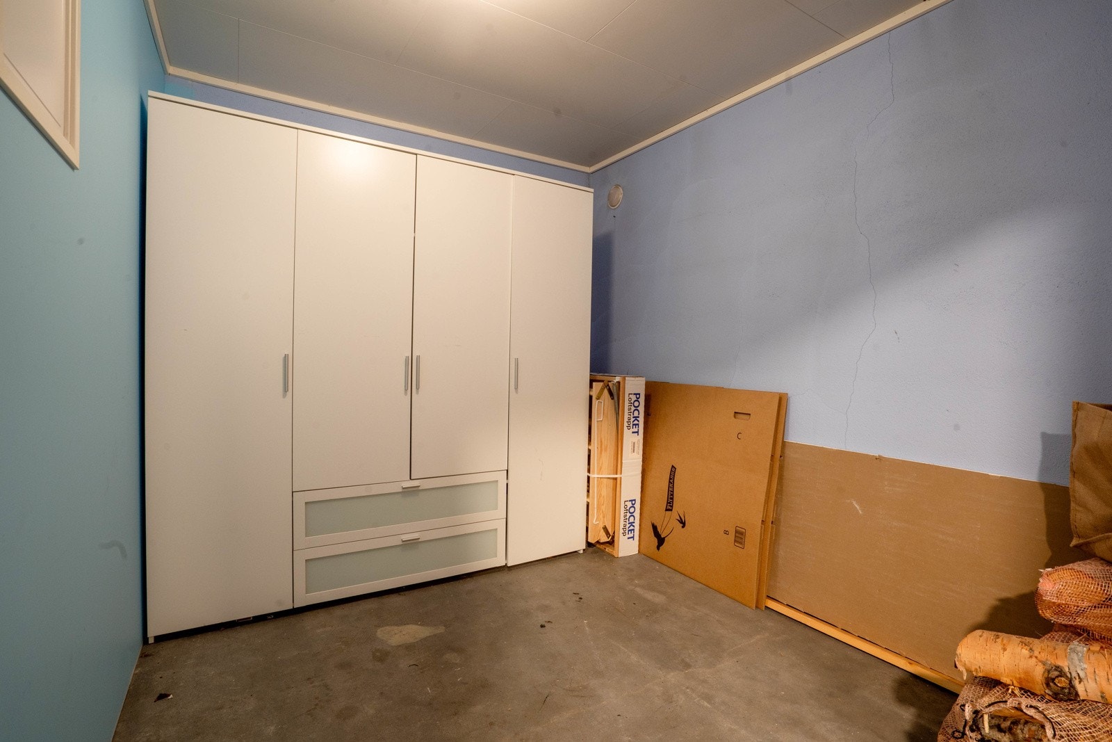Bodrom 1 med garderobeskap, bod nr 2 med bygde hyller på vegg Galleribilde