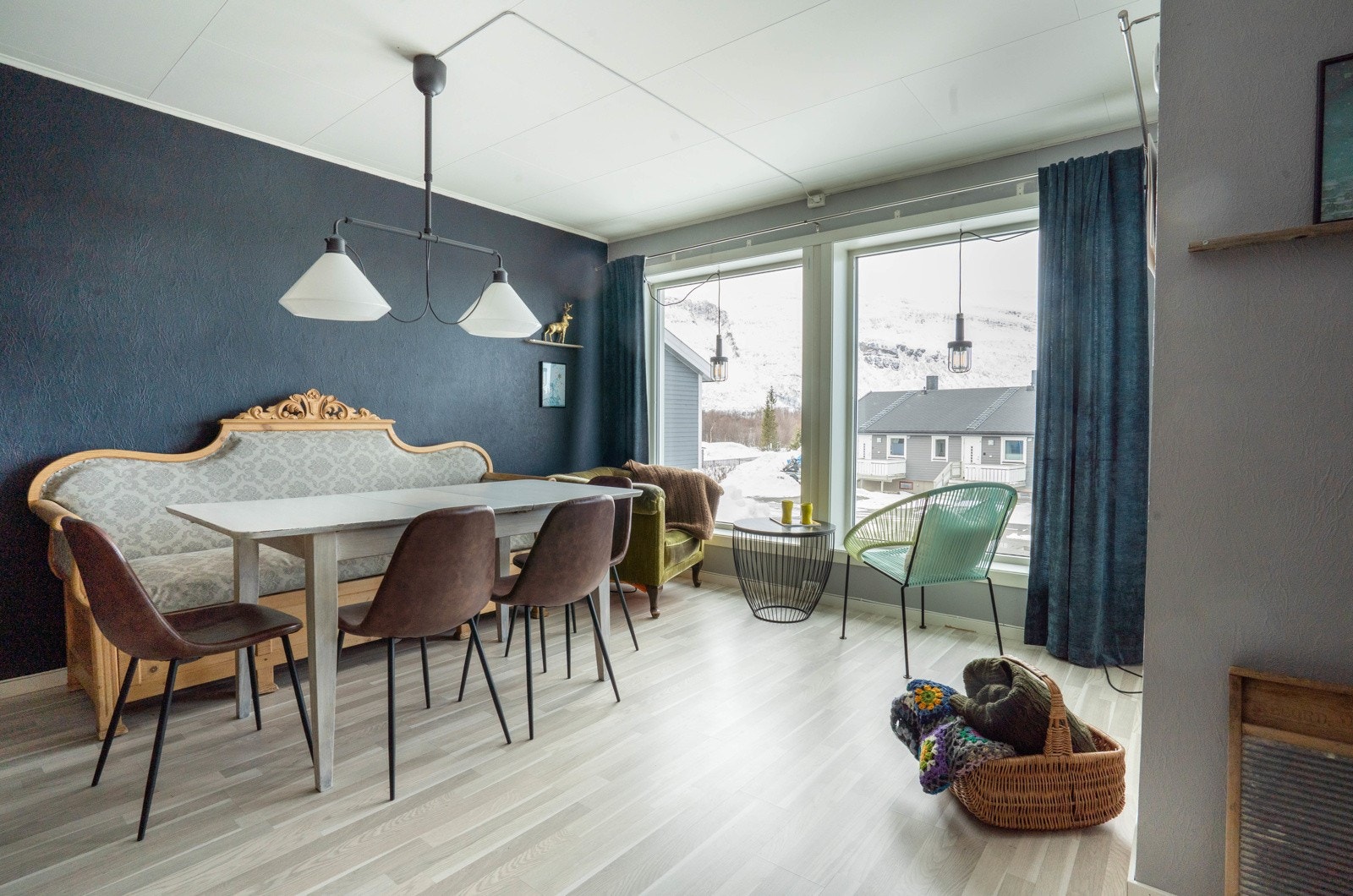 Stuen med store vinduer Galleribilde