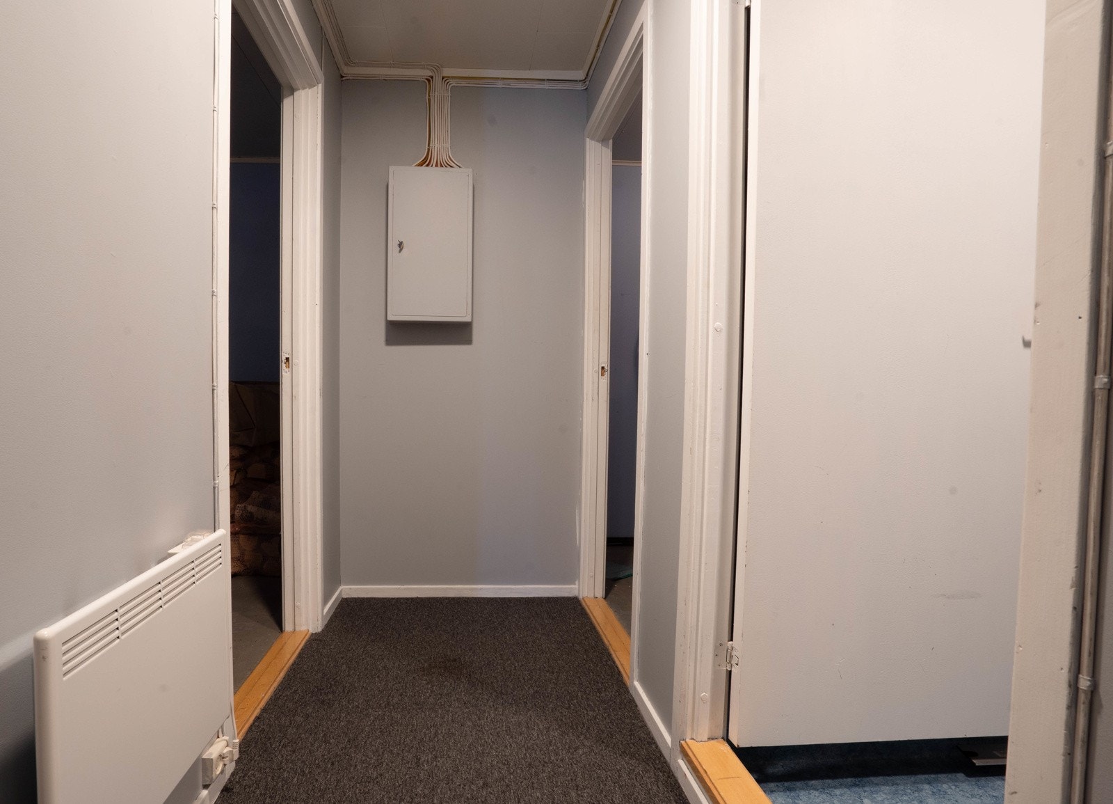 Inngang til 2 bodrom og vaskerom fra hall Galleribilde