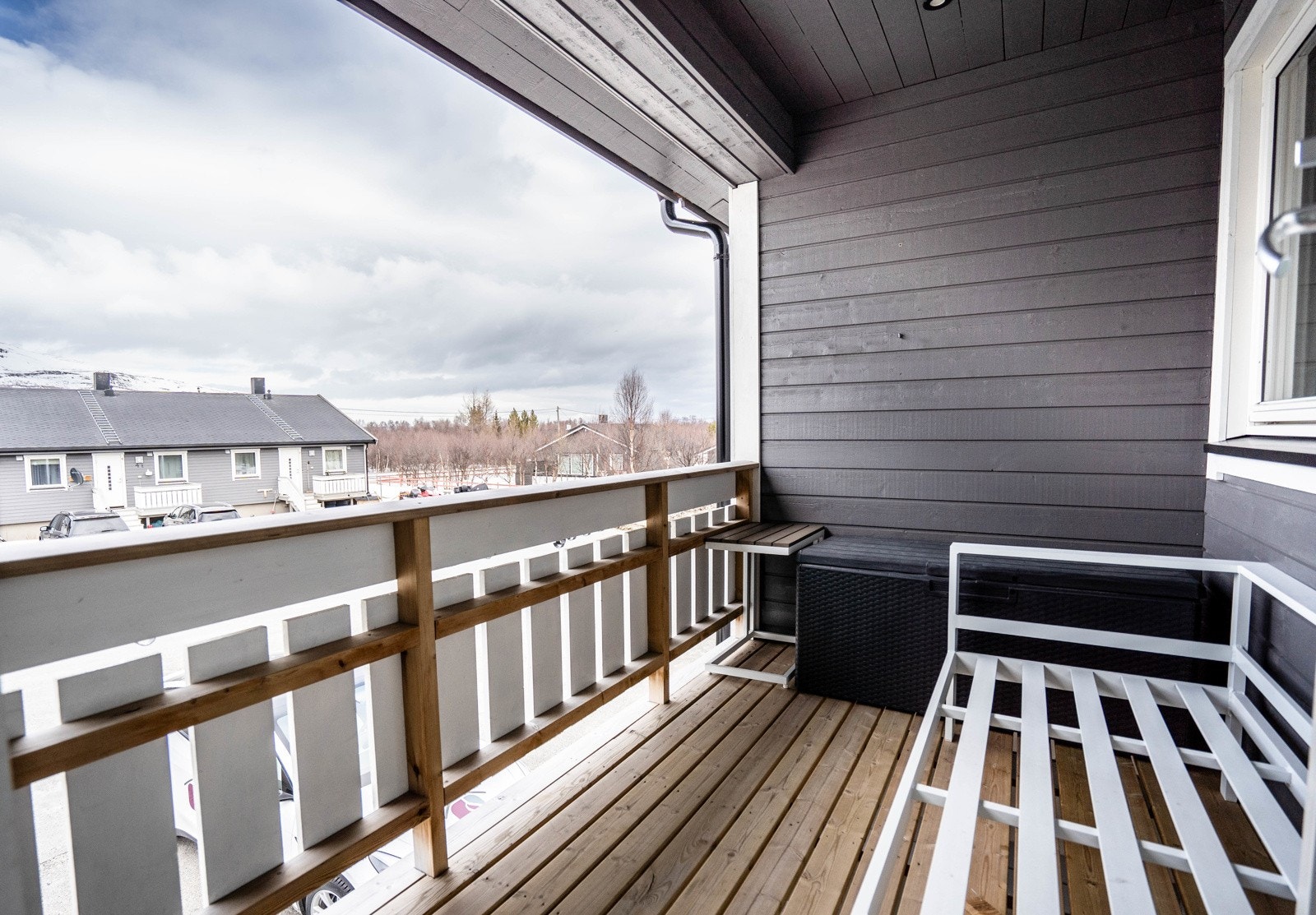 Balkong med spotbelysning i himling Galleribilde