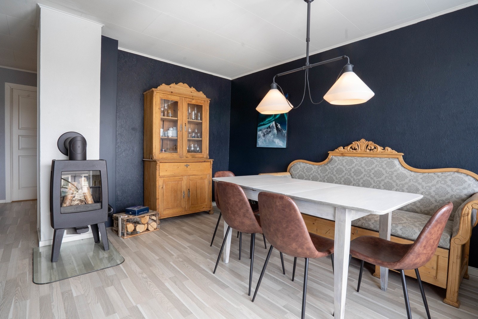 Stuen med kubbebrenner Galleribilde