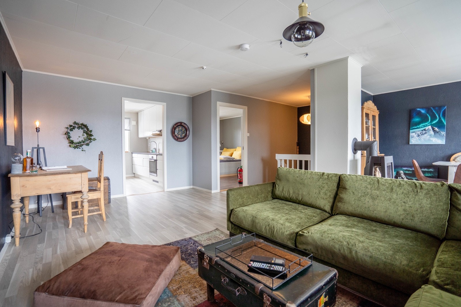 Stuen sett mot kjøkken og soverom 3 Galleribilde