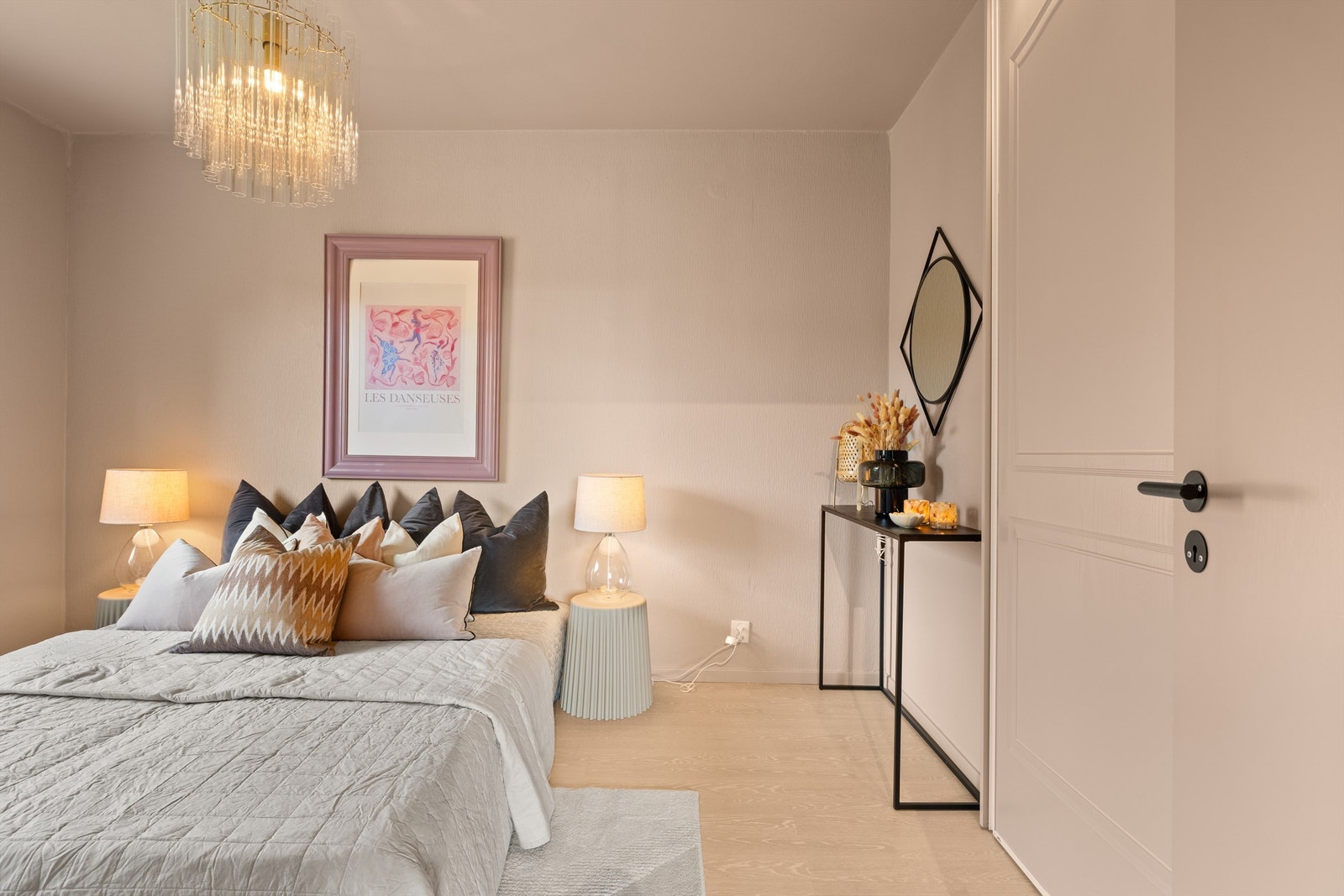 Rommene er malt i tidsriktige farger som skaper en lun og behagelig atmosfære. Galleribilde