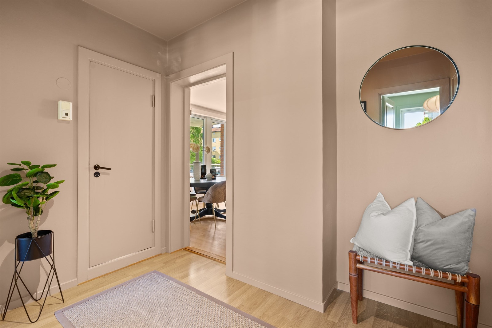 Nisje med plass til oppheng av ytterjakker. Galleribilde