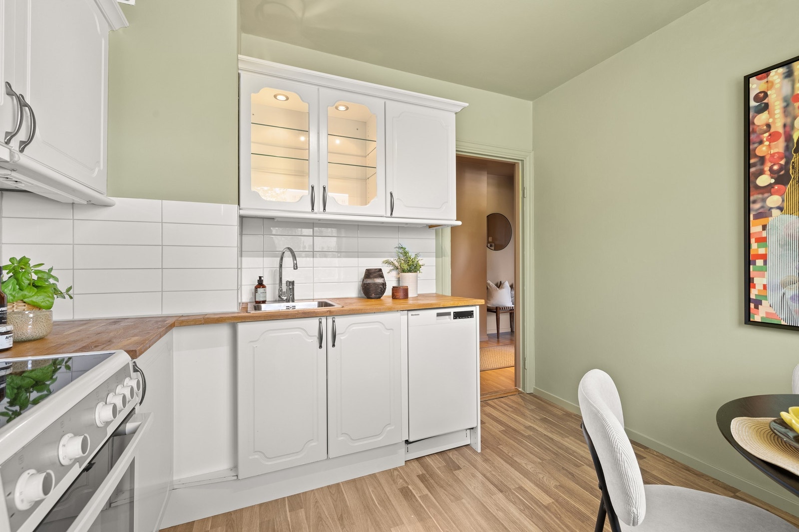 Benkeplass som har nok av tumleplass for de mest aktive hobbykokker. Galleribilde