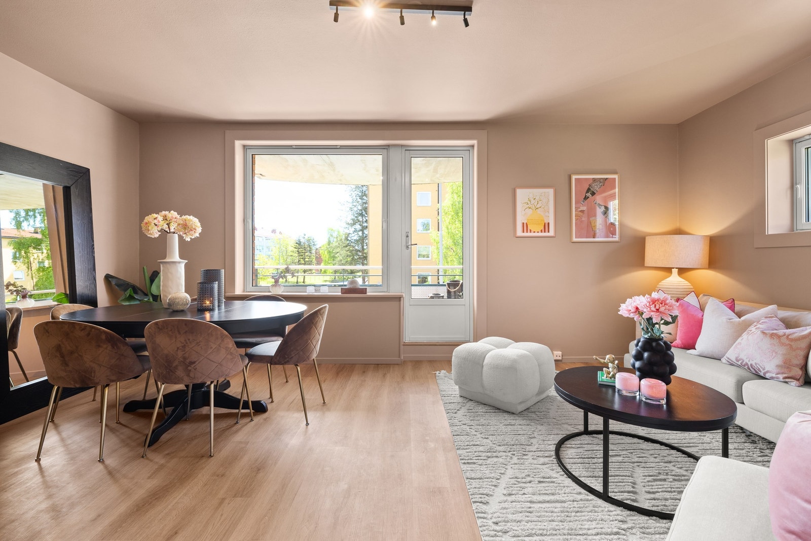 Kombinert stue og spisestue - som er nettopp det: her er det god plass til begge deler. Galleribilde