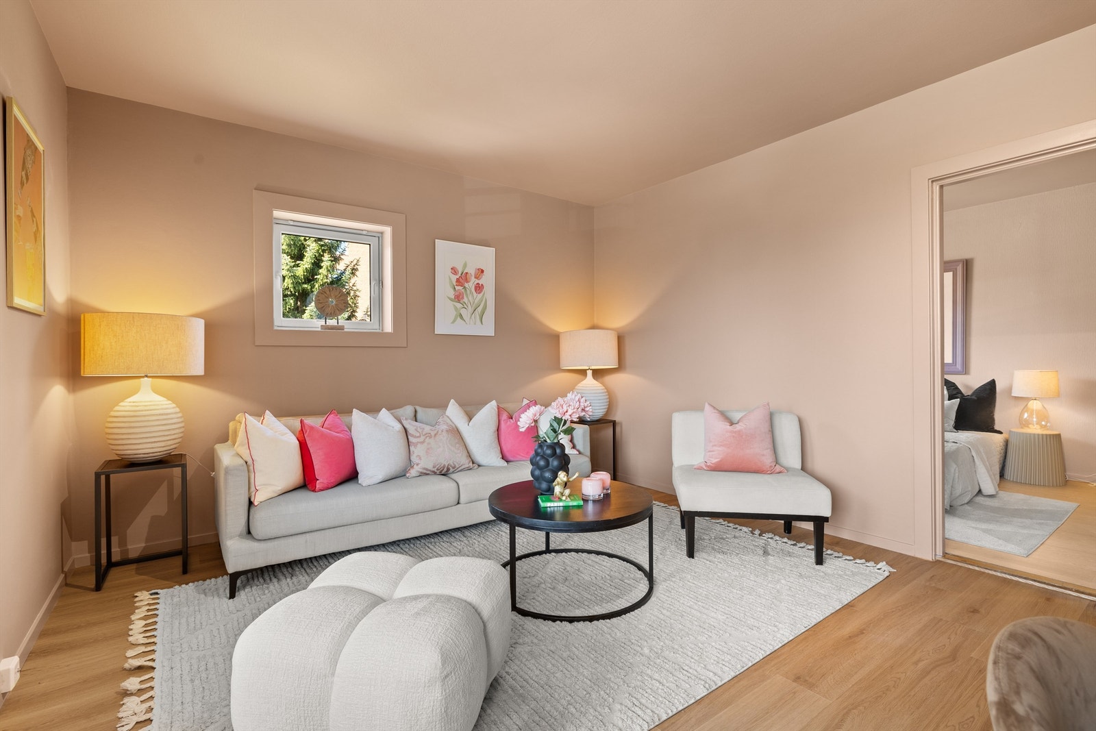 Godt med plass til sofagruppe med tilhørende møblement. Galleribilde