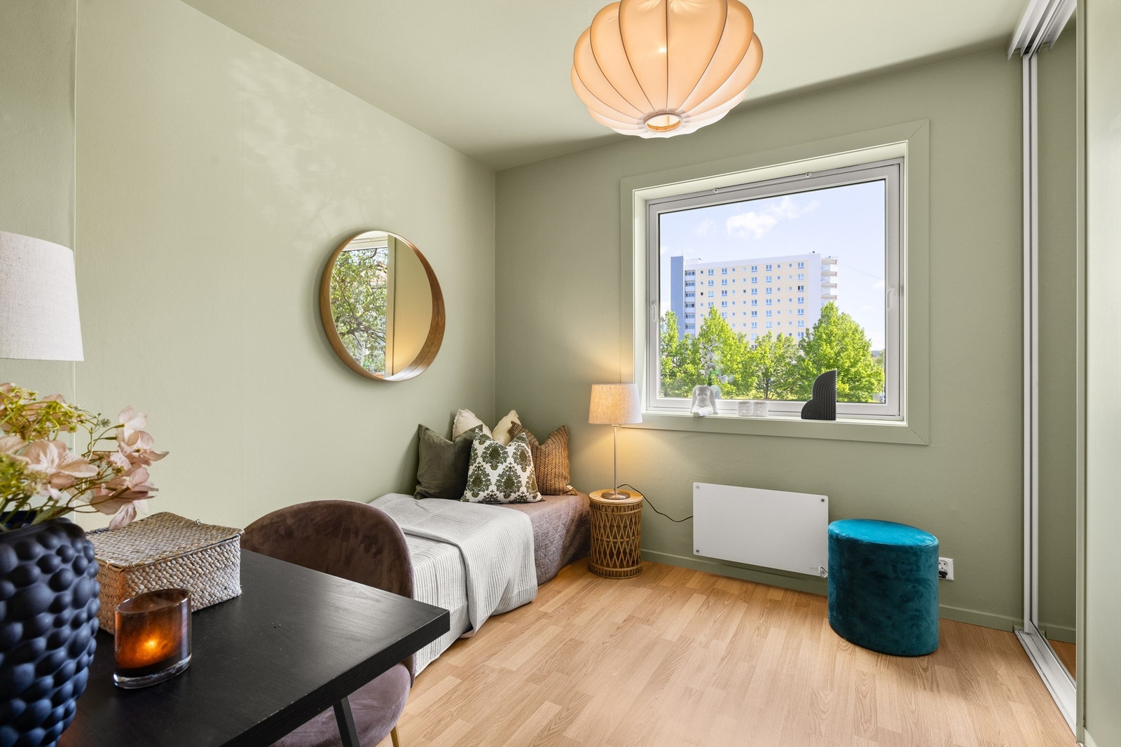 Soverommene er romslige nok til å romme både senger og skrivebord, noe som gjør dem ideelle for både barn og voksne. Galleribilde