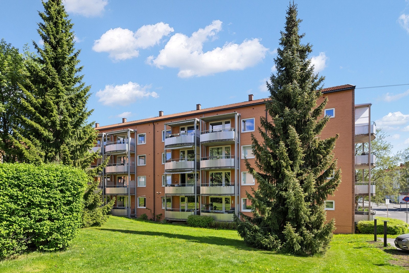 Leiligheten har en flott beliggenhet omkranset av store felles grøntarealer.
Meget sentralt et steinkast fra Lambertseter skole. Galleribilde