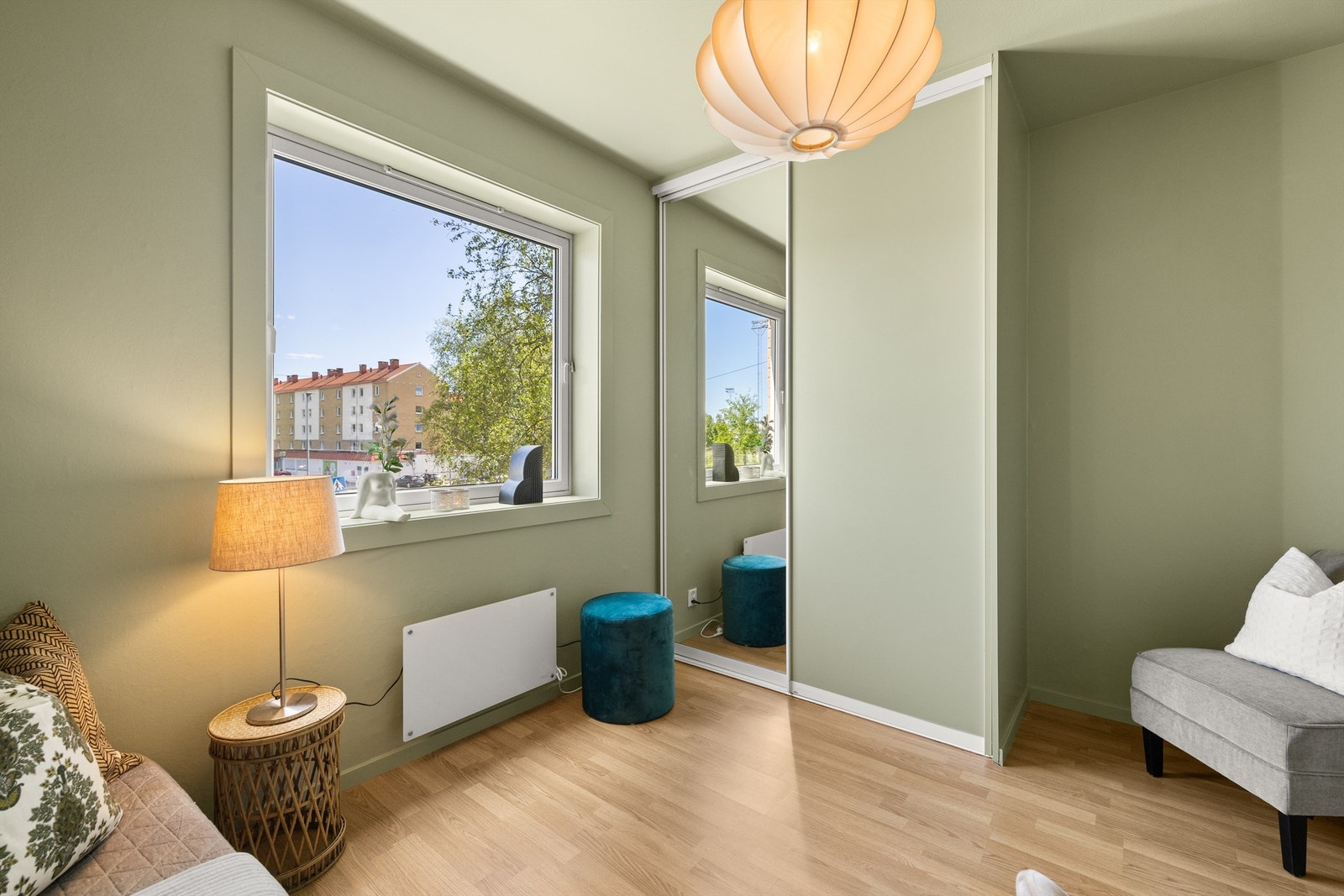 Med store vinduer som slipper inn rikelig med naturlig lys, føles hvert rom lyst og innbydende. Galleribilde