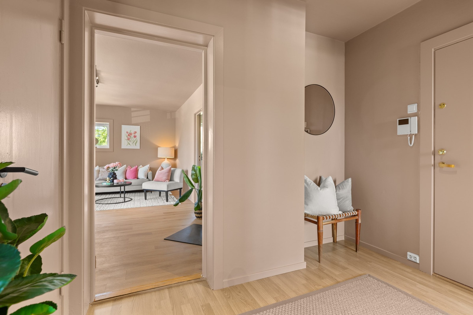 Fra felles oppgang og inn i boligen blir man møtt av en innbydende og romslig entré med parkett på gulv. Galleribilde