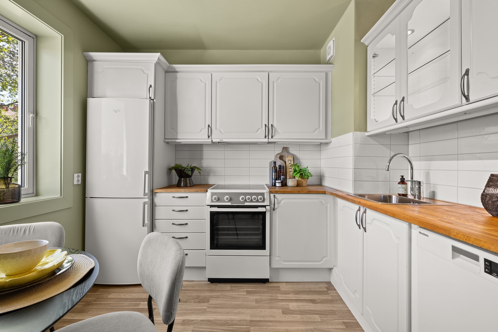 Kjøkkenet har godt med benkeplass og fremstår som meget funksjonelt. Galleribilde