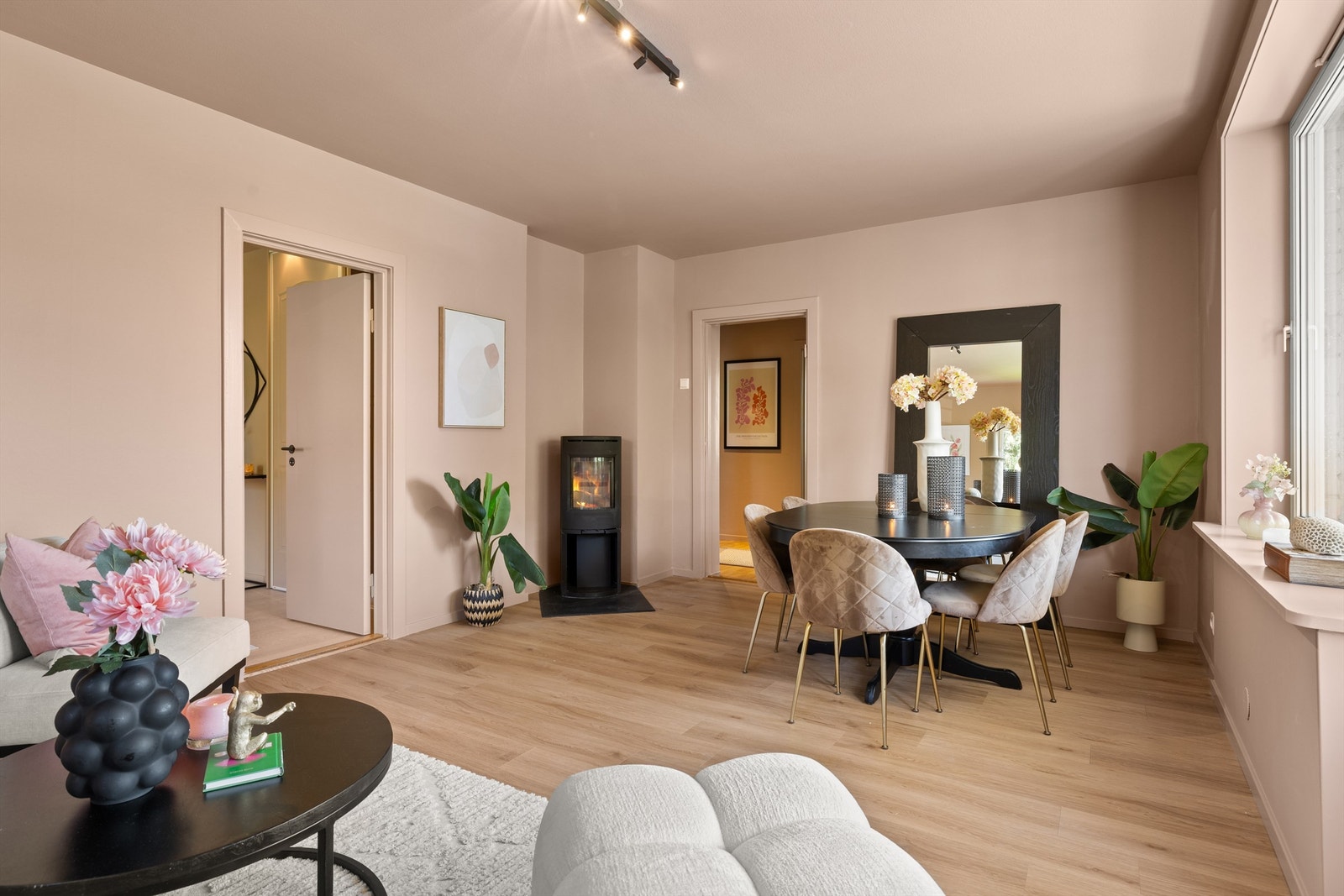 Leiligheten er overflateoppusset i 2025 og malt i behagelige farger, samt nytt gulv i stue. Galleribilde