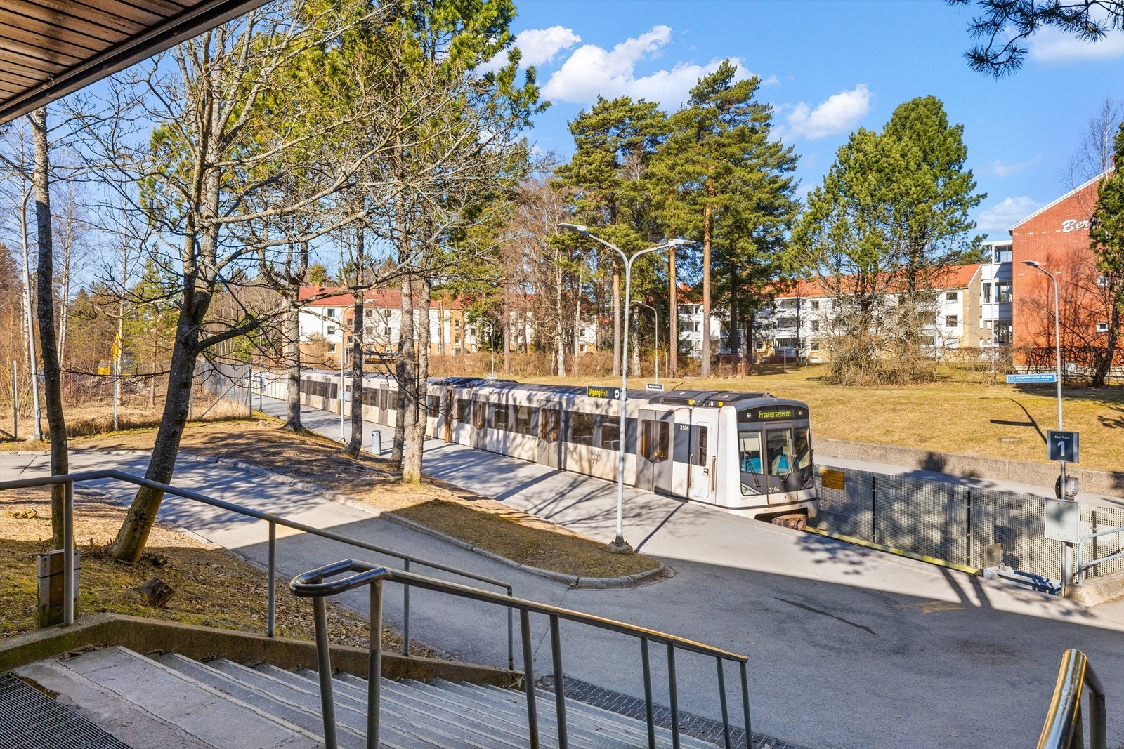 Få minutters gange til Bergkrystallen T-banestasjon med linje 1 og 4. Galleribilde