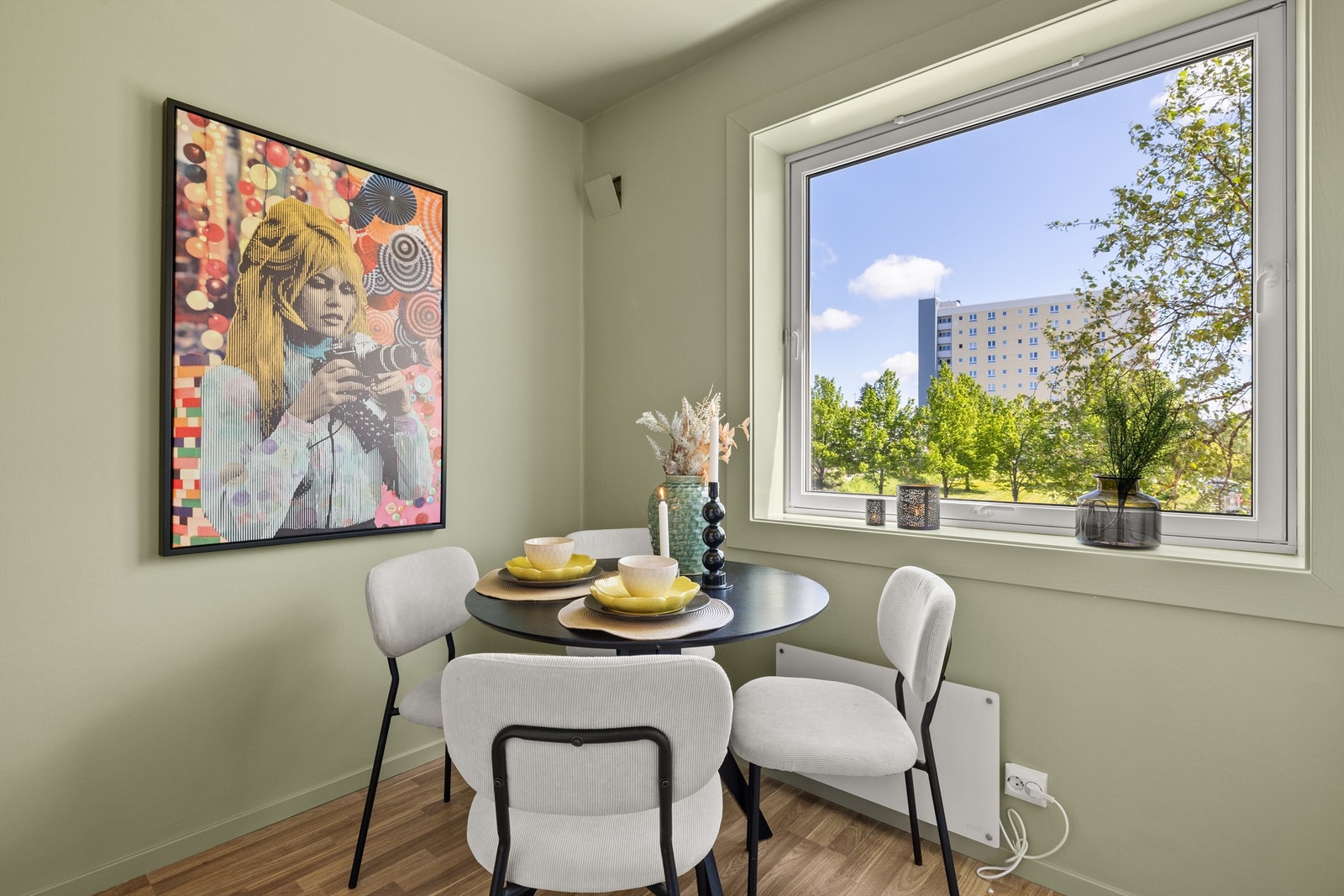 God plass til kjøkkenbord - en flott plass å innta frokosten og med hyggelig utsyn. Galleribilde