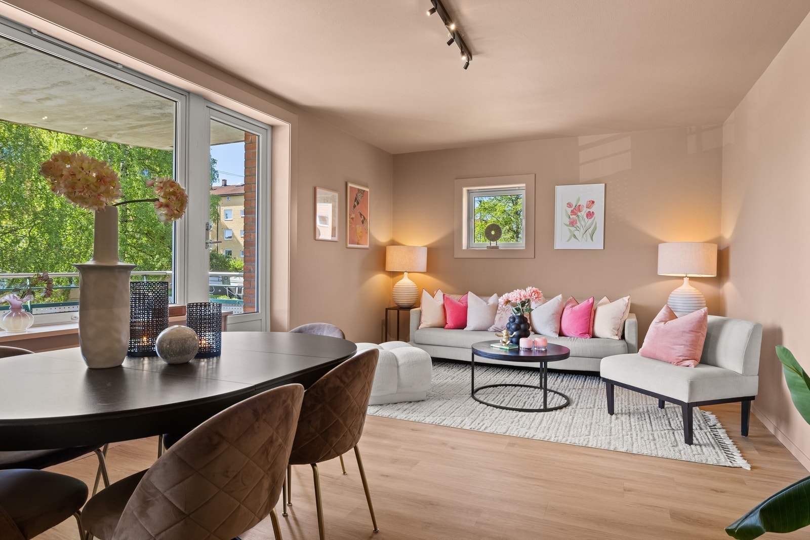 Fargevalg og de store vindusflatene understreker det luftige i rommet, og skaper et rom med høy trivselsfaktor. Galleribilde