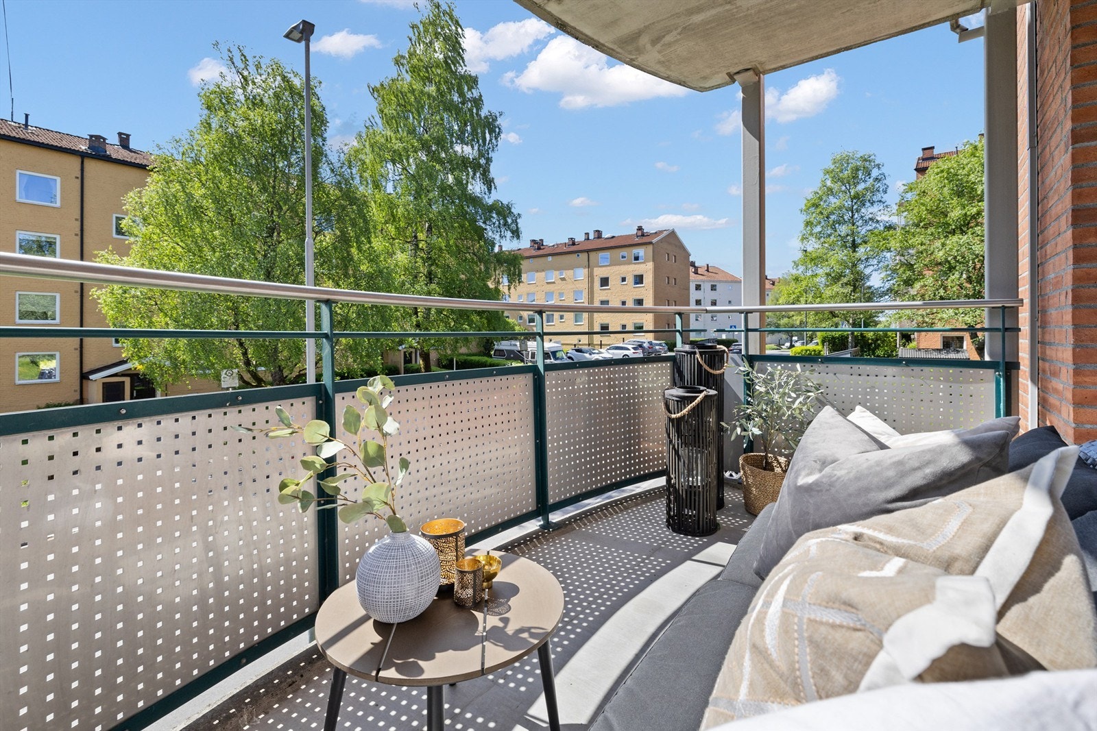 Her er det god plass til sittegrupper, og fungerer som en flott forlengelse av stuen store deler av året. Galleribilde