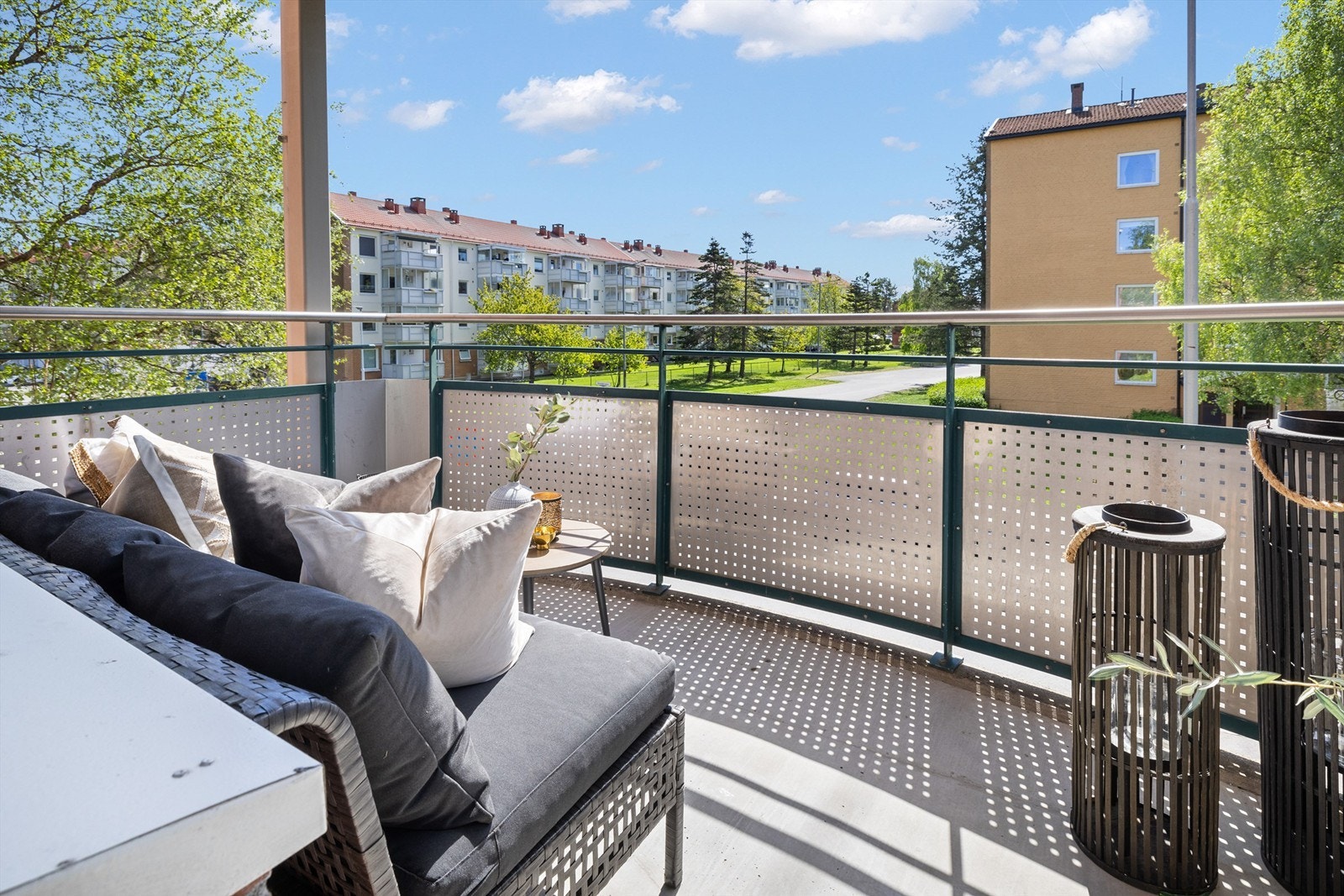 Videre fra stuen/spisestuen er det utgang til en usjenert og sydvendt balkong på 7 kvm. Galleribilde