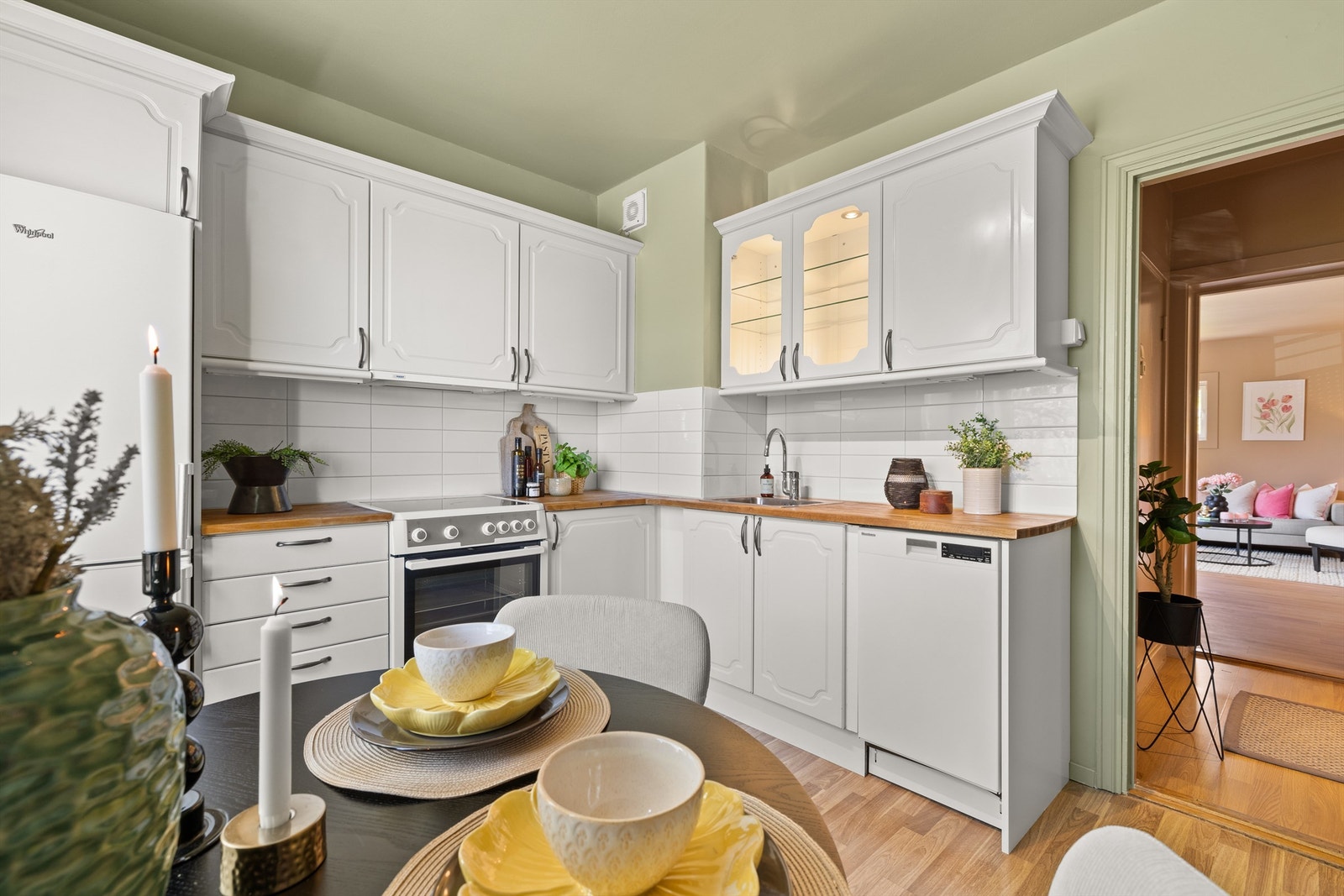 Heltre benkeplate med nedfelt oppvaskkum av rustfritt stål og ett-greps armatur. Galleribilde