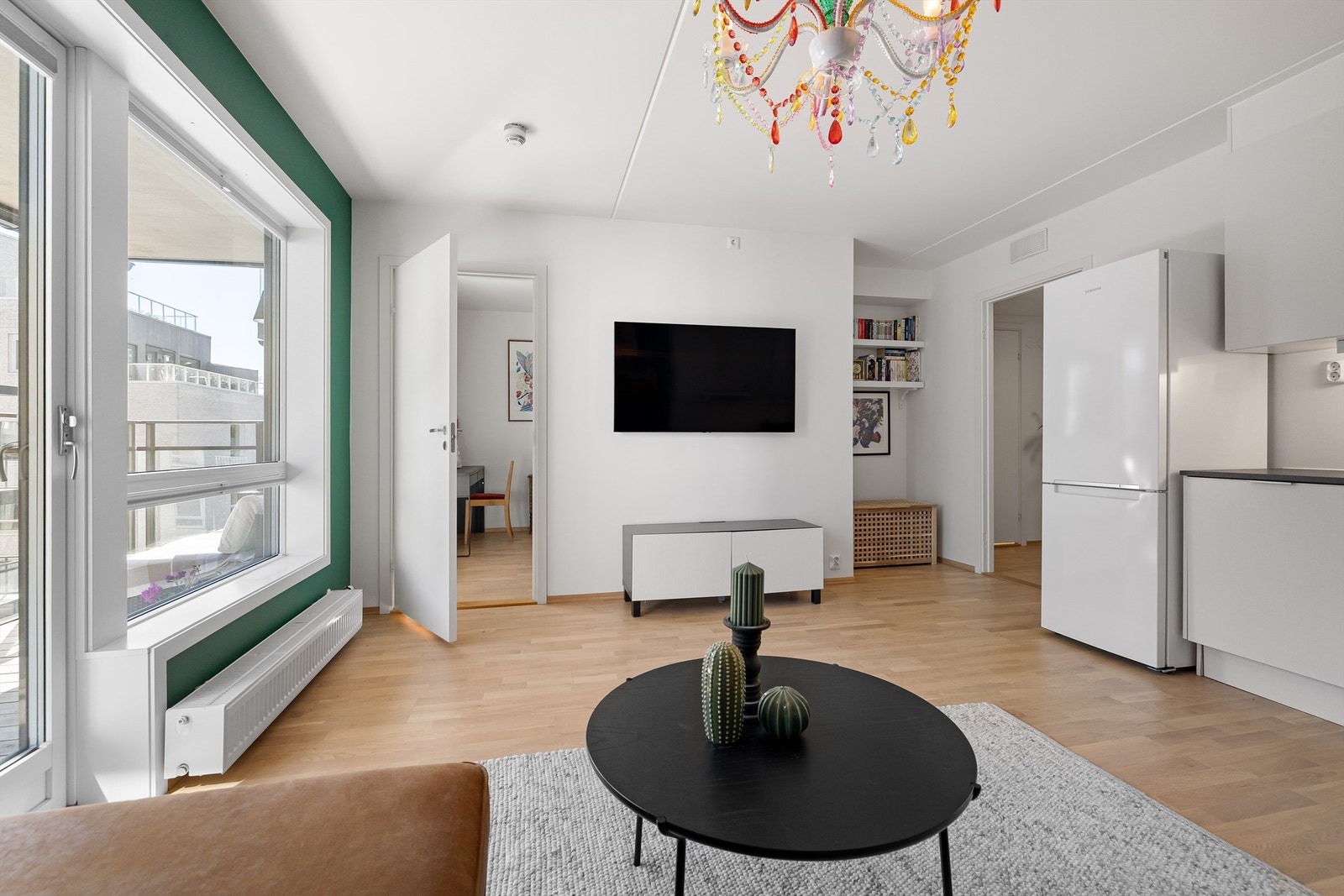 Lysinnslippet fra de store vindusflatene gir en åpen og innbydende romfølelse Galleribilde