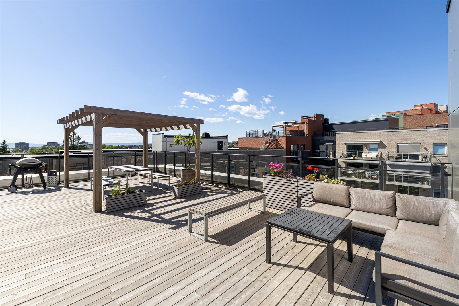 Beboerne kan nyte en fantastisk felles takterrasse, innredet med ulike soner for avslapning og sosiale sammenkomster Galleribilde