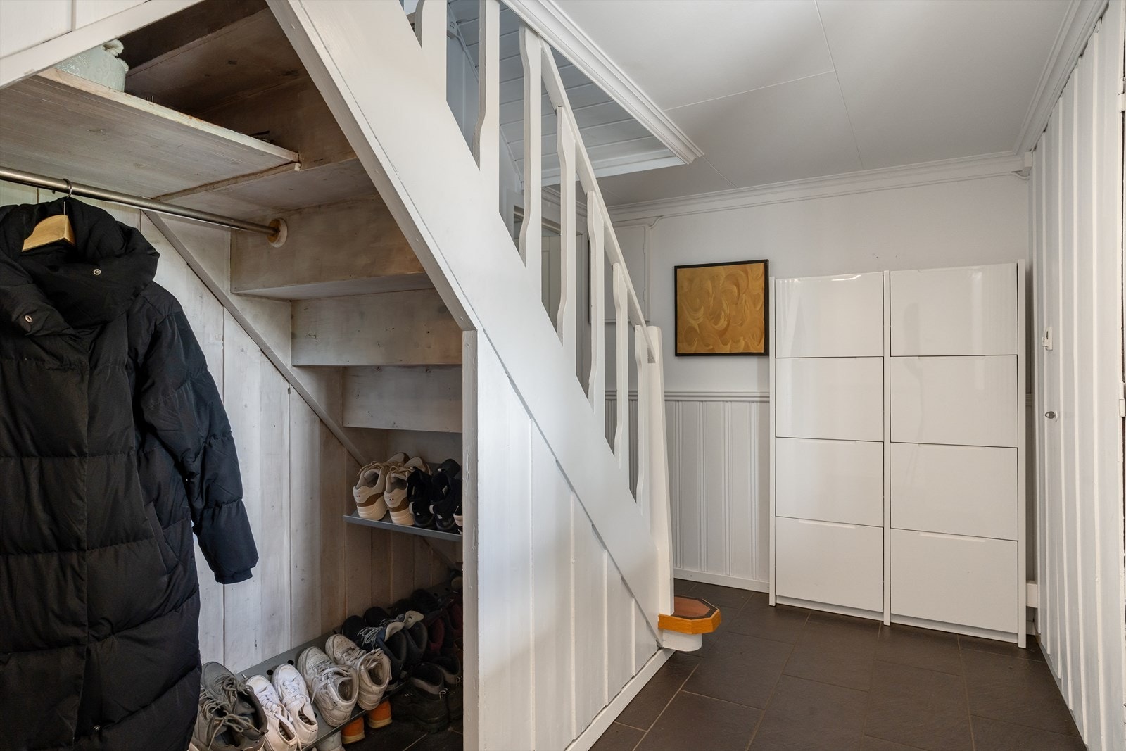 Gang med flislagt gulv og god plass til oppheng av yttertøy. Galleribilde