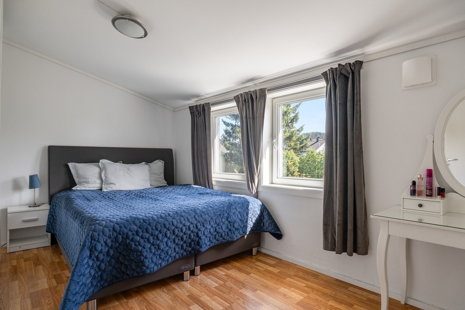 Soverom av god størrelse og med vinduer som gir godt med lysinnslipp. Galleribilde