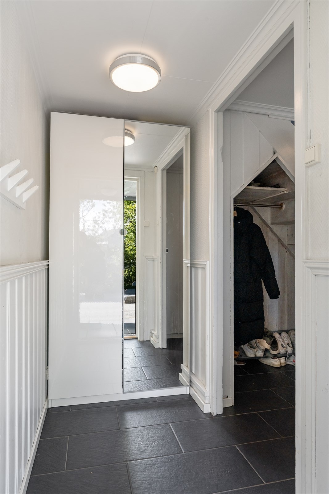 Lys og åpen entrè/vindfang. Galleribilde