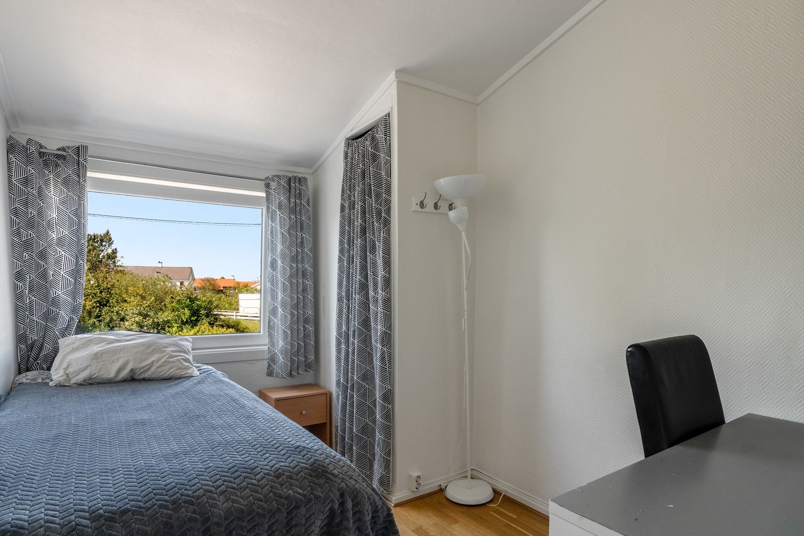 Soverom 2 med plassbygd klesoppbervaring. Galleribilde