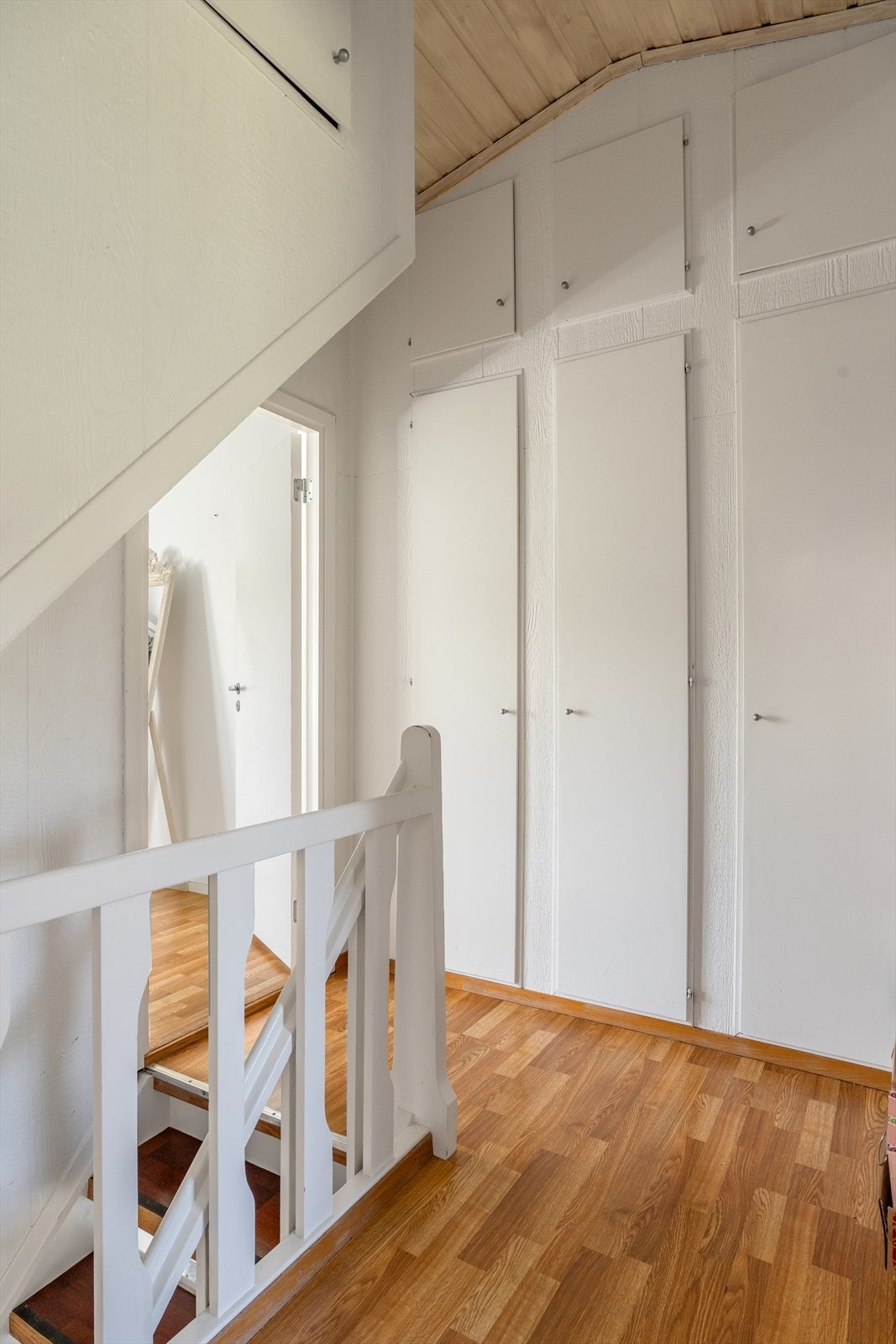 Gang i 2. etasje med praktiske plassbygde skap. Galleribilde