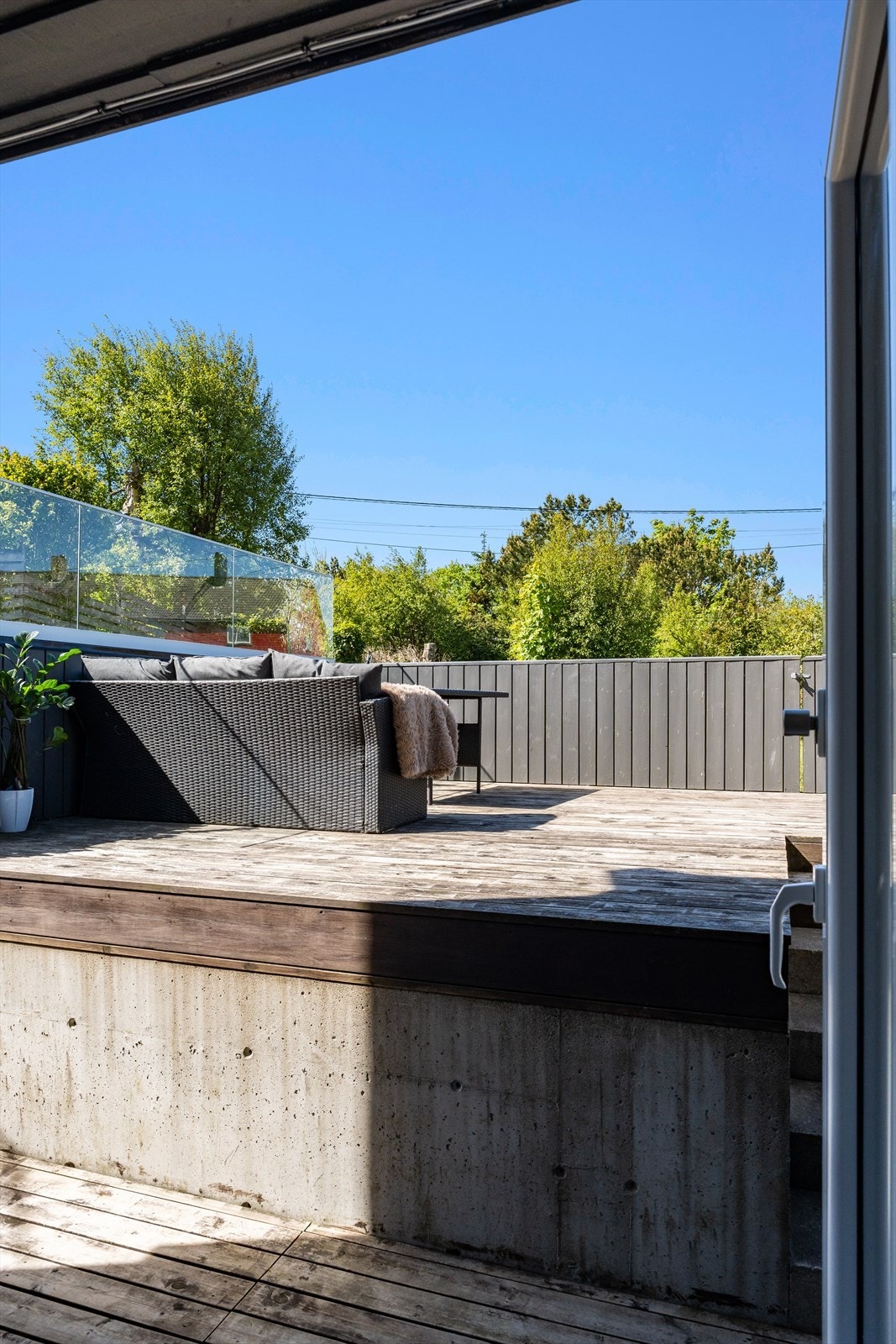 Direkte fra stuen har en utgang til koselig solrik terrasse. Galleribilde