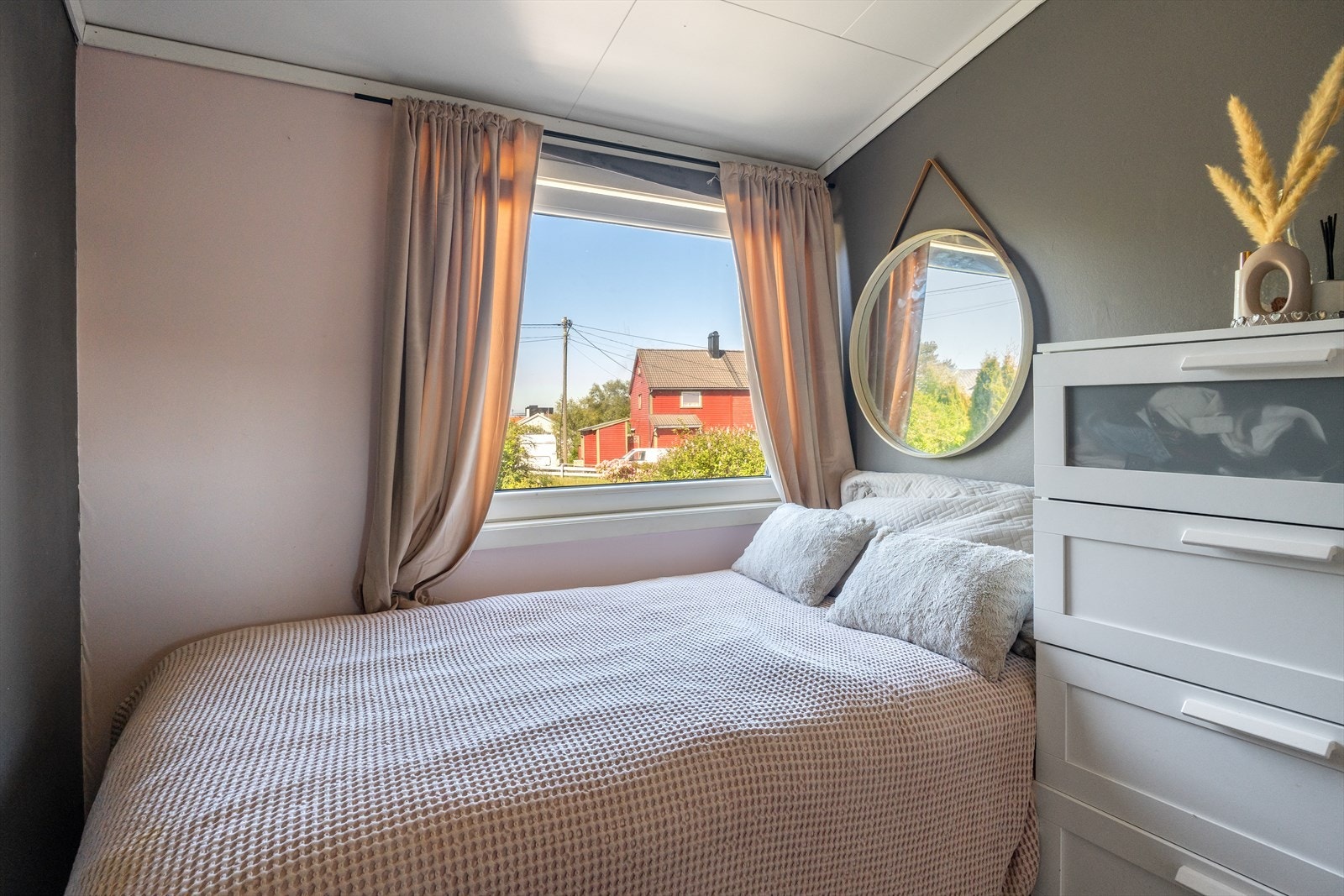 Soverom 3 malt i lune farger. Galleribilde