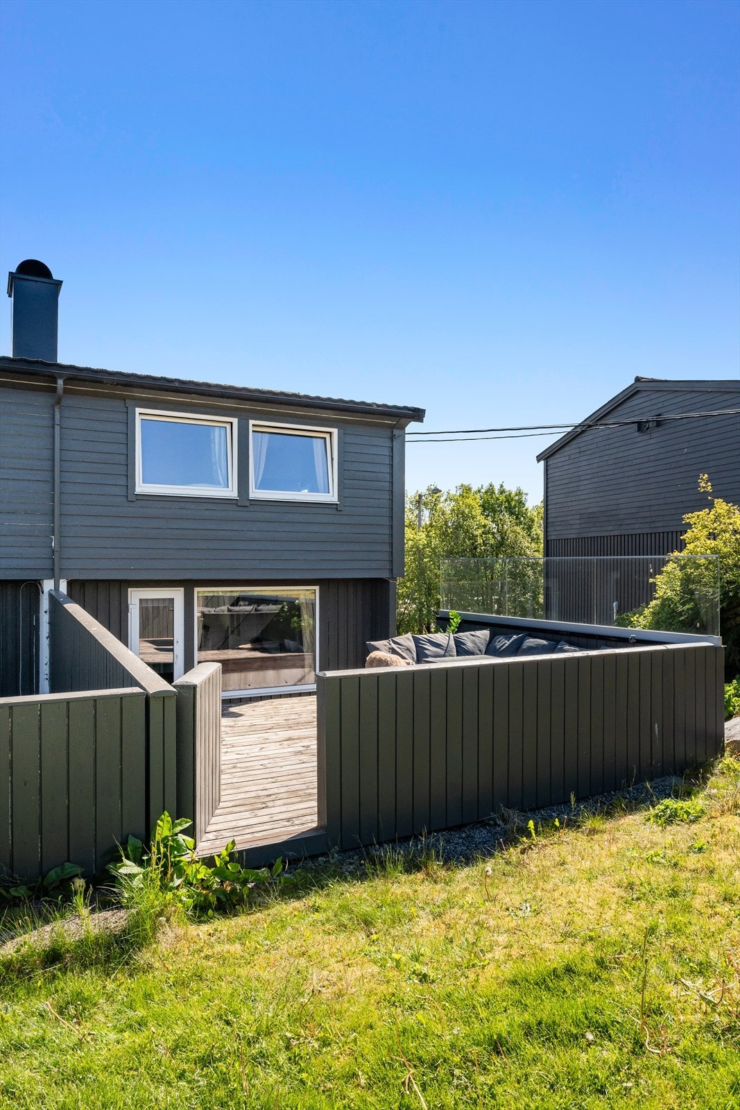 Fra terrassen kan man gå direkte ut i felles hage. Galleribilde