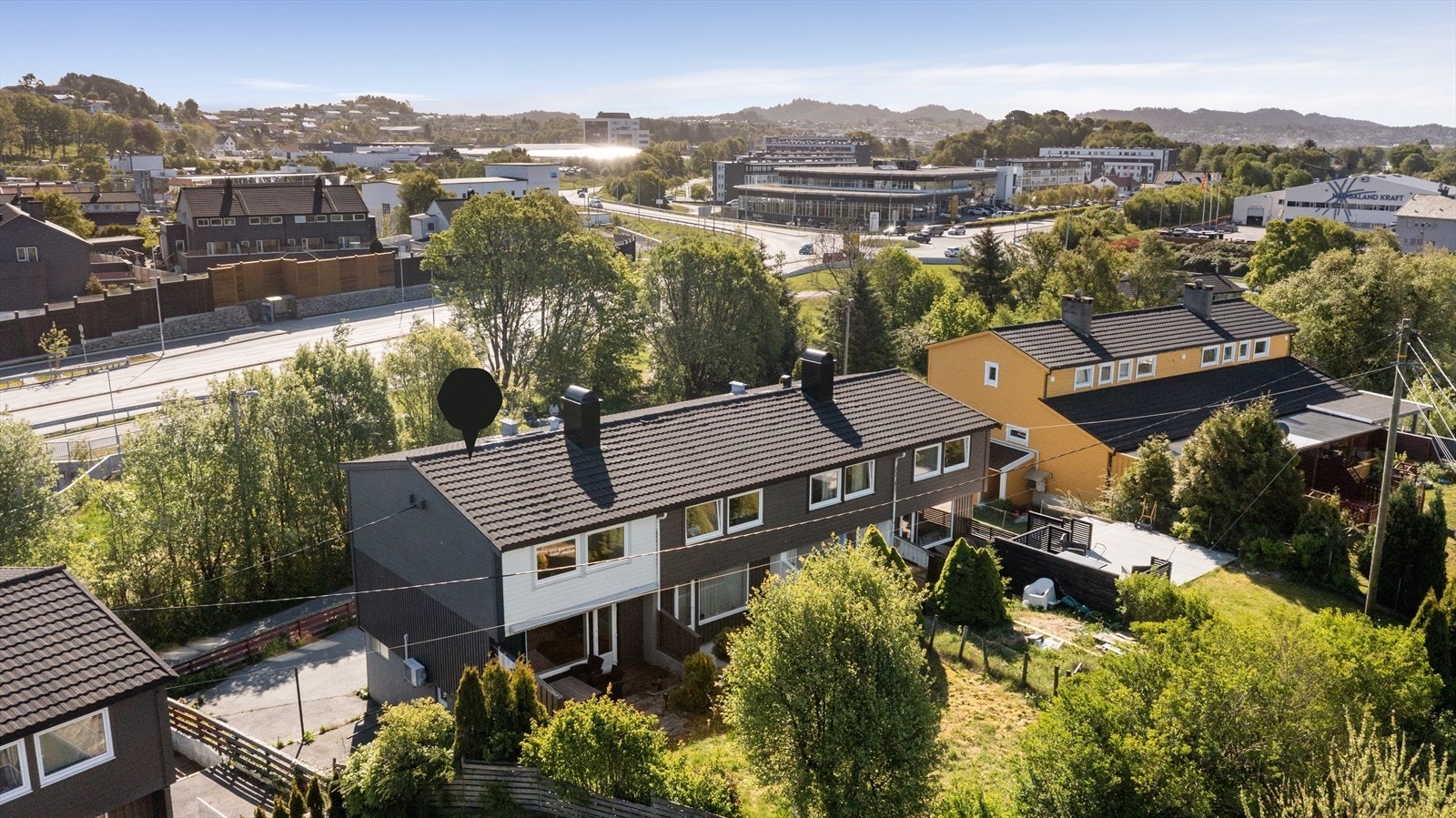 Rekkehuset ligger lunt og solrikt (vestvendt) til i Skudenesgata i søre del av Haugesund Galleribilde