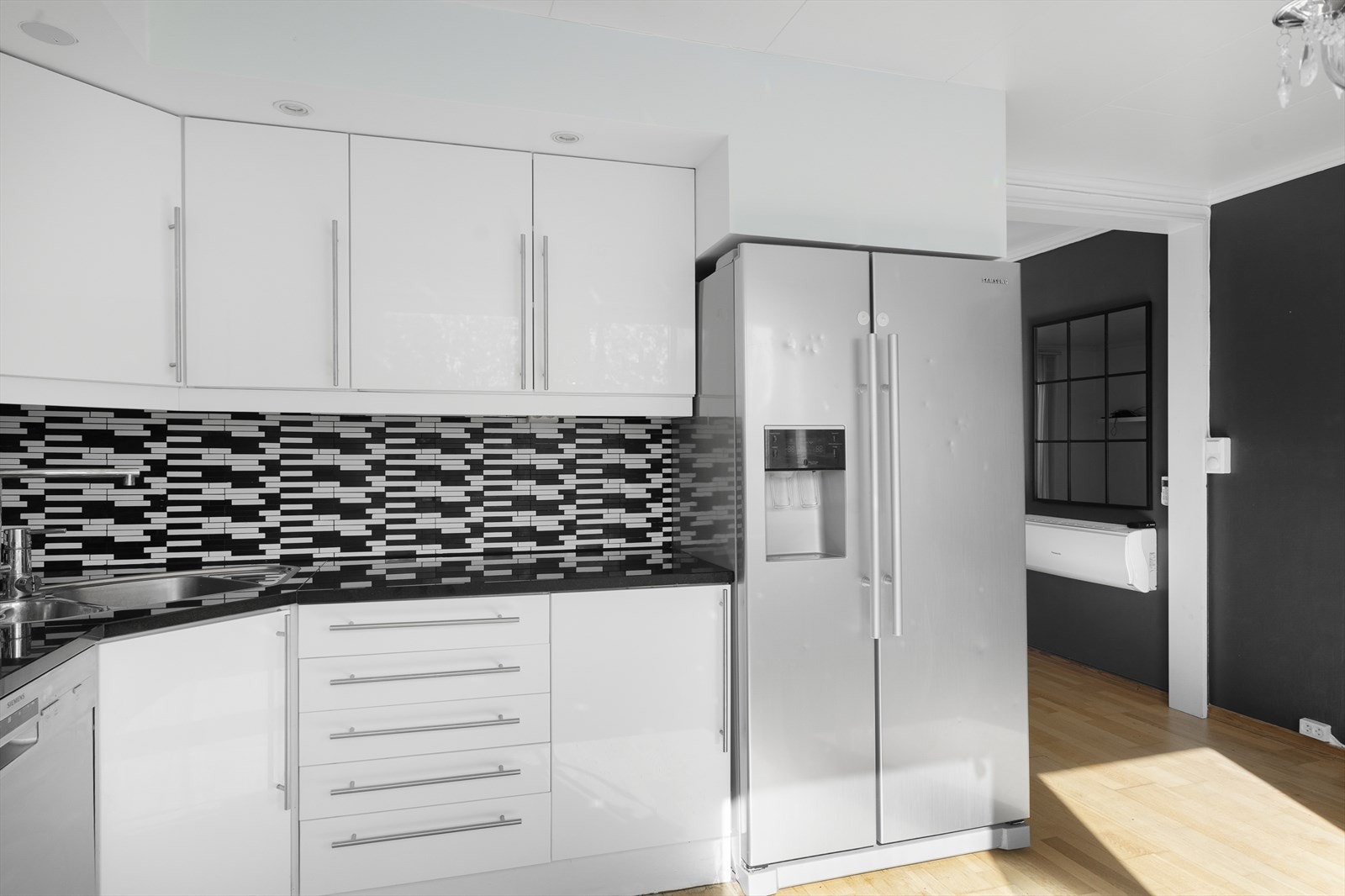 Fliser mellom over- og underskap for enklere renhold Galleribilde