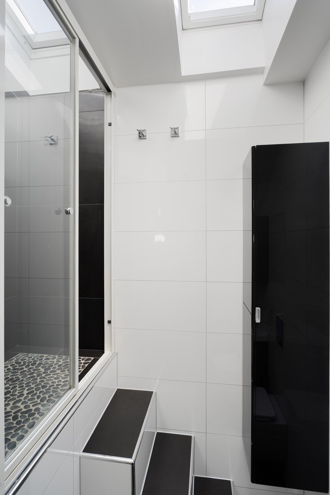 Badet har to takvinduer som gir mye naturlig lysinnslipp Galleribilde