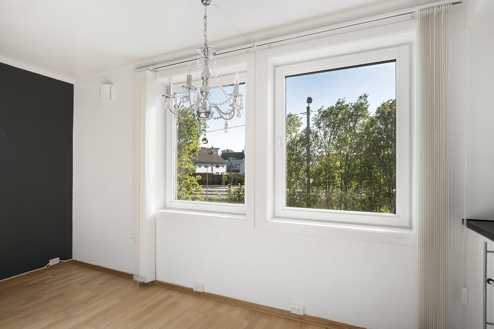 Store vinduer slipper inn masse naturlig dagslys Galleribilde