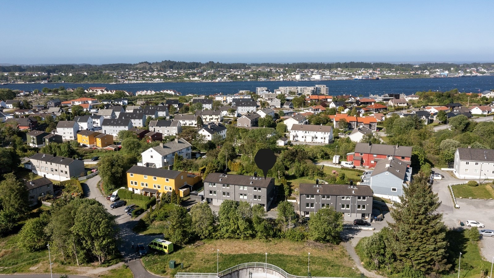 Herfra er det kort vei til til både skoler, barnehage, dagligvarebutikker samt sentrum med alle dens fasiliteter Galleribilde