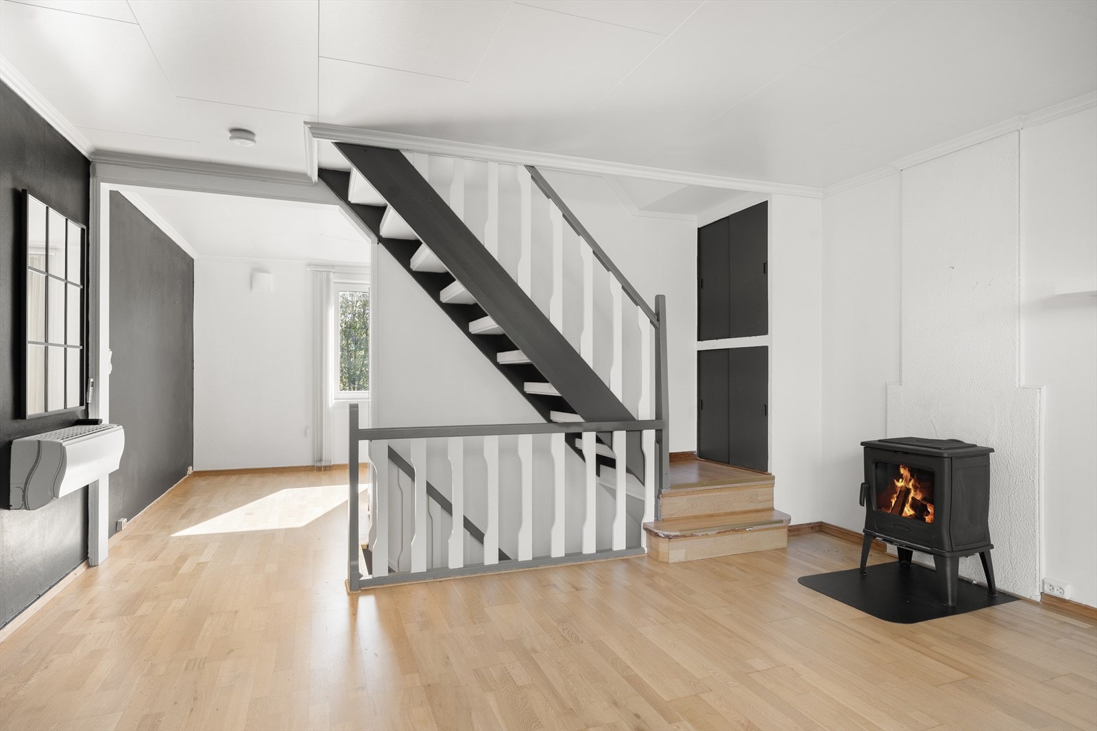 Det er både varmepumpe og vedovn i boligen Galleribilde