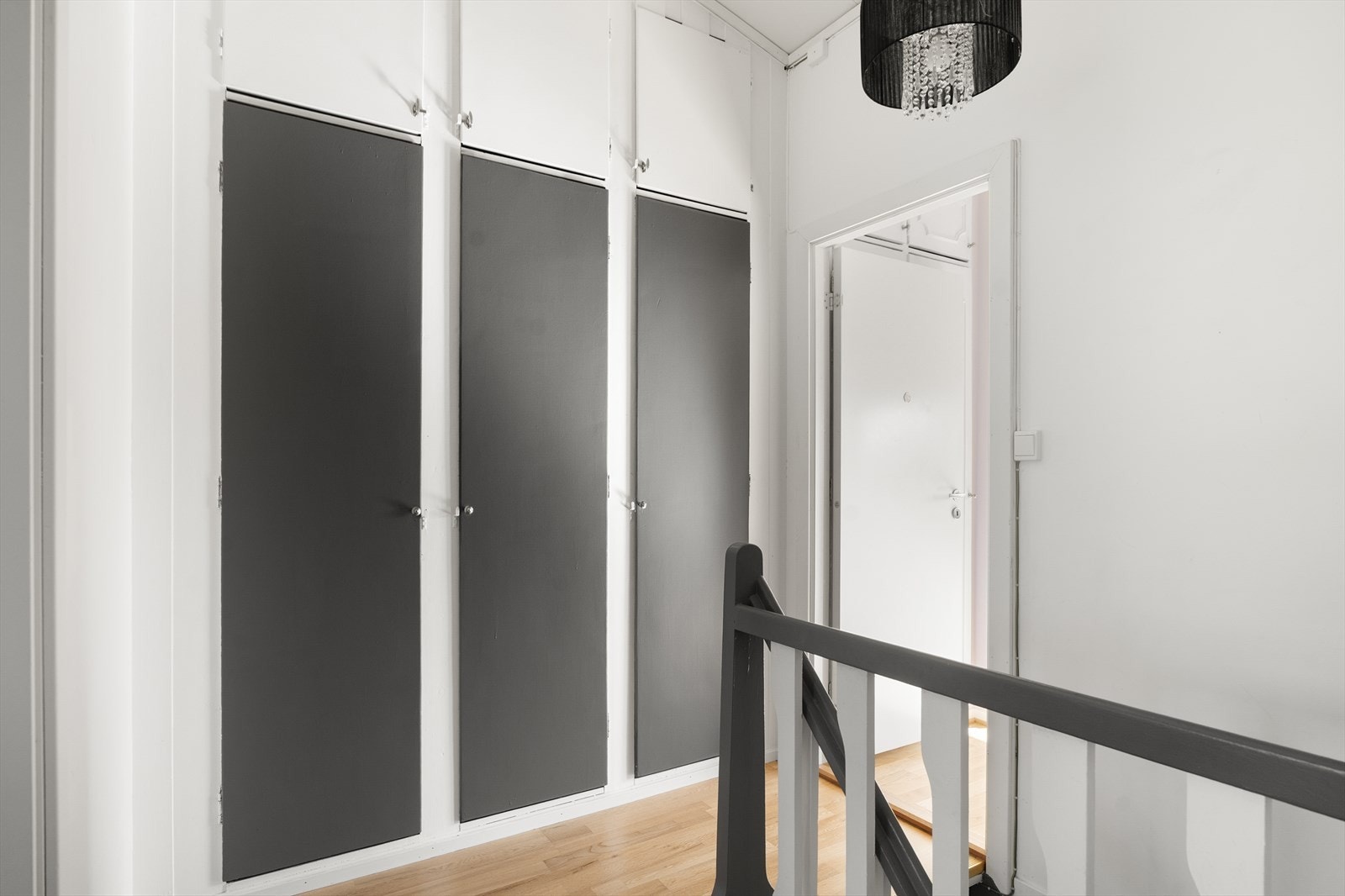 Praktisk garderobeskap i gangen Galleribilde