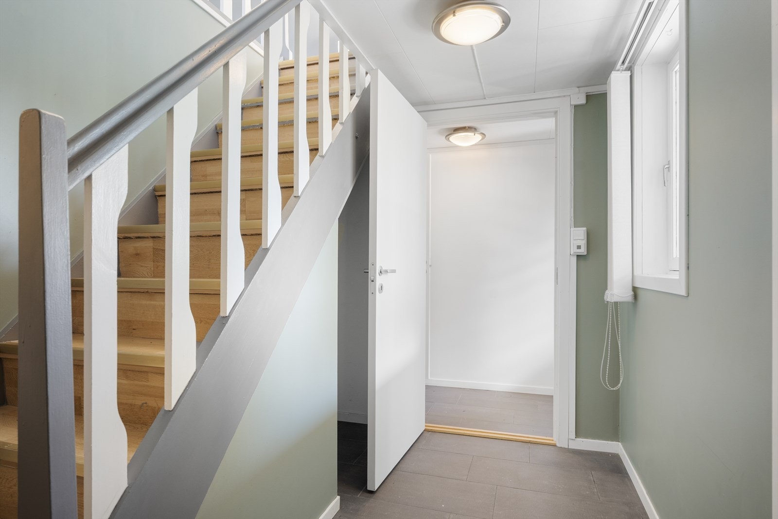 Lys og pen gang + vindfang som ble pusset opp i 2011 med nye fliser på gulv og vegger som ble malt Galleribilde