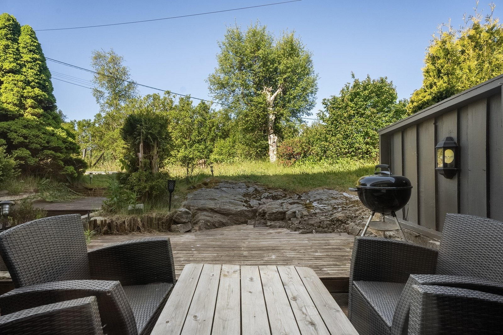 Fra terrassen er det videre adkomst til borettslagets felles hage med god boltreplass for barna Galleribilde